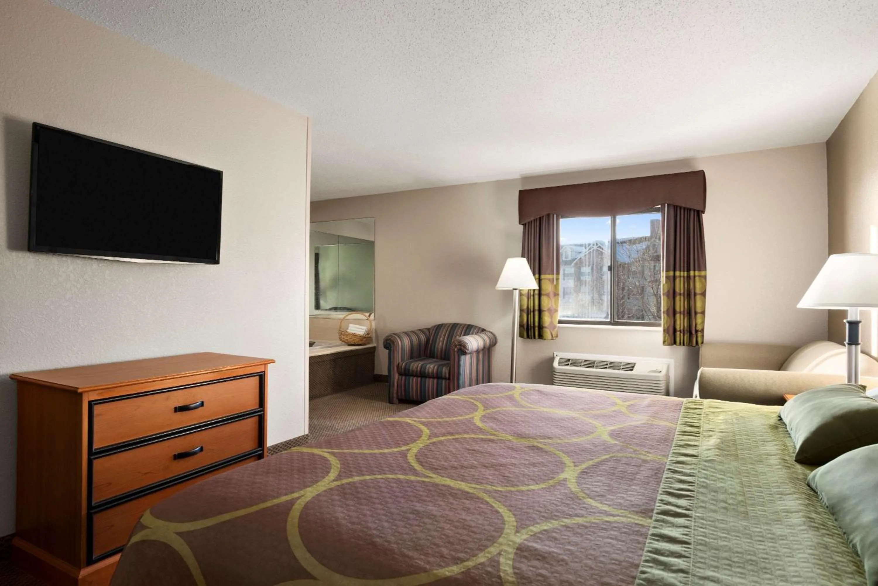 Photo of the whole room, Bed in Super 8 by Wyndham Green Bay I-43 Bus. Park
