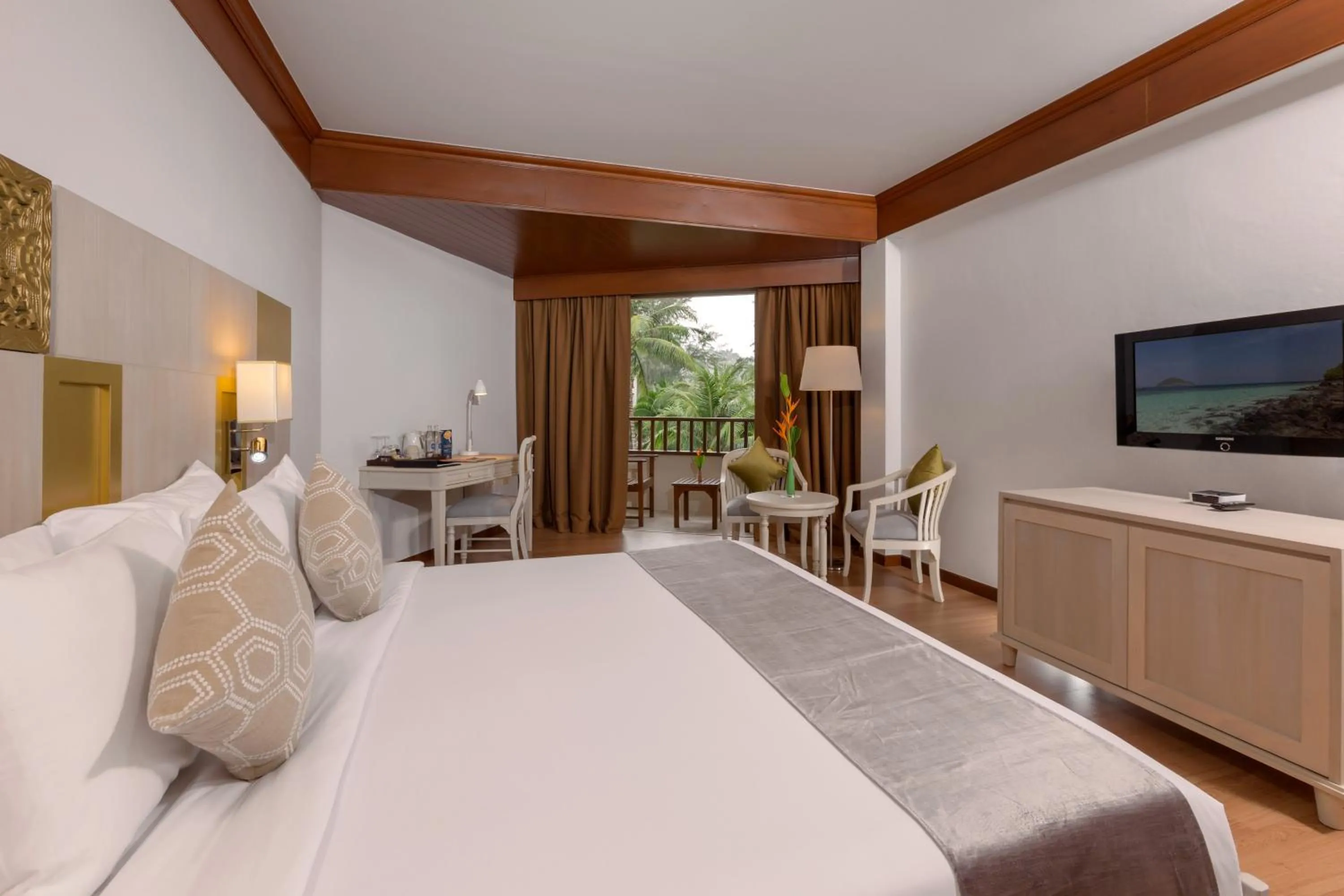 Bed in Best Western Premier Bangtao Beach Resort & Spa