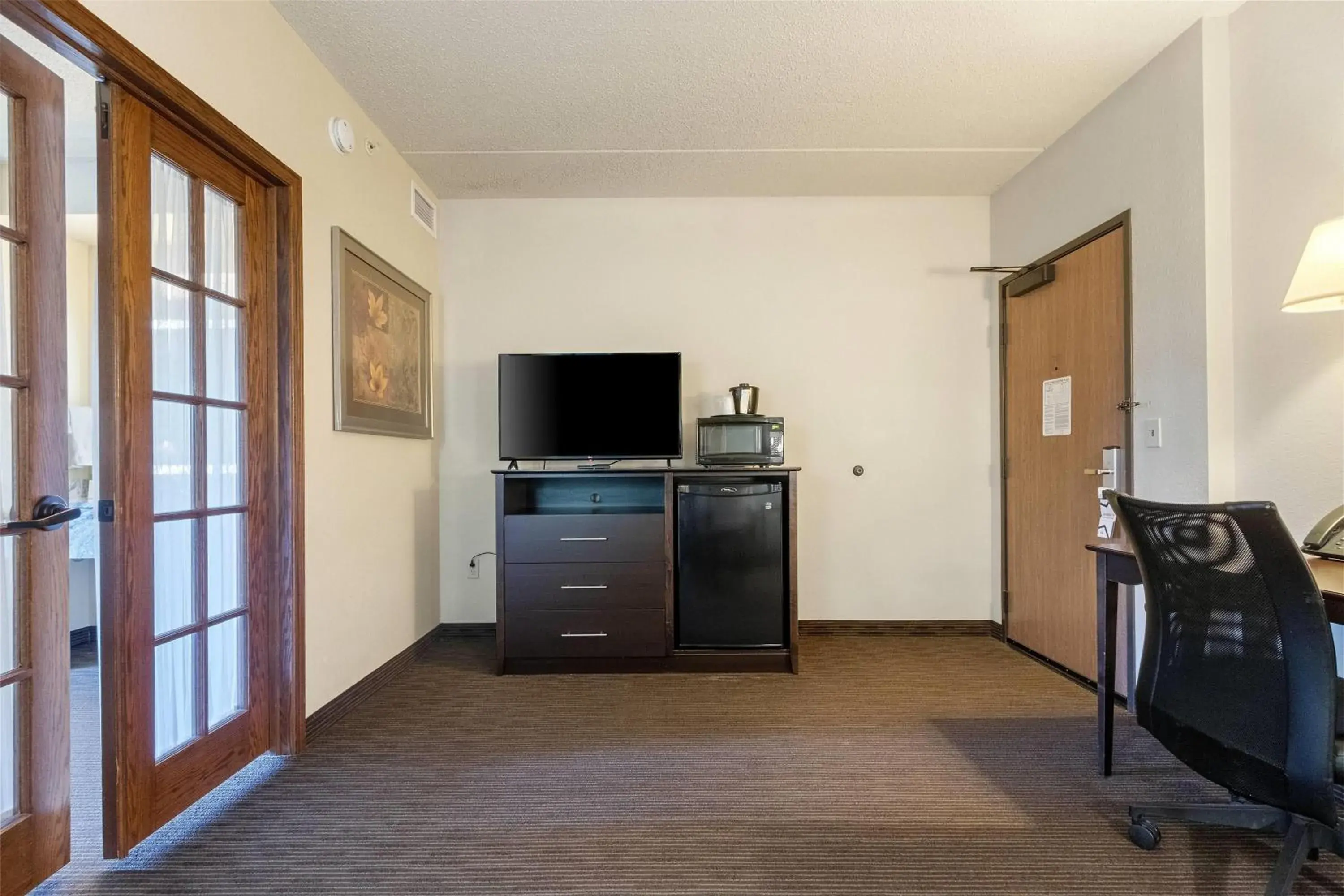 Deluxe One-Bedroom King Suite - Non-Smoking in AmericInn by Wyndham Green Bay East Deluxe One-Bedroom King Suite - Non-Smoking in AmericInn by Wyndham Green Bay East