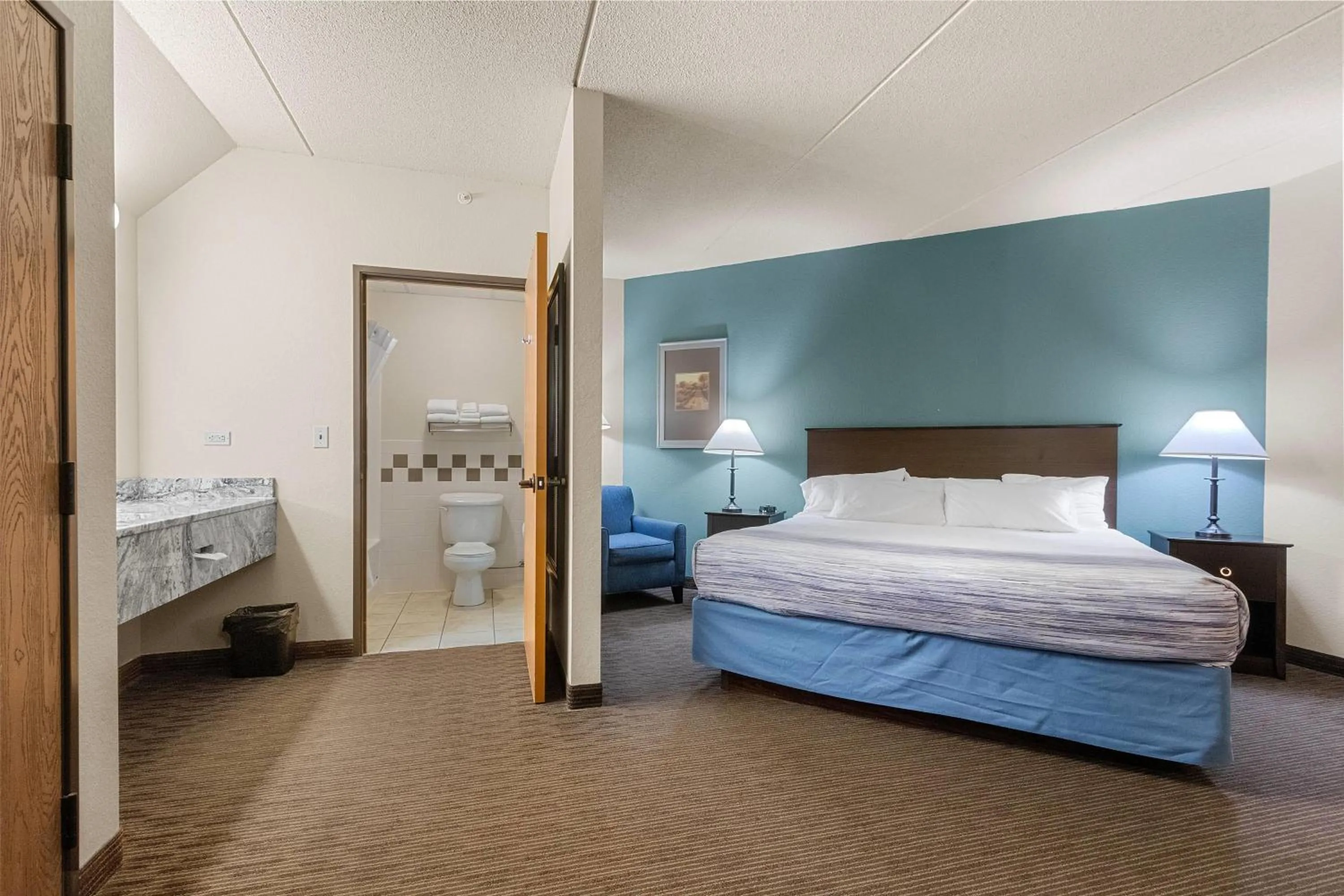 Photo of the whole room, Bed in AmericInn by Wyndham Green Bay East