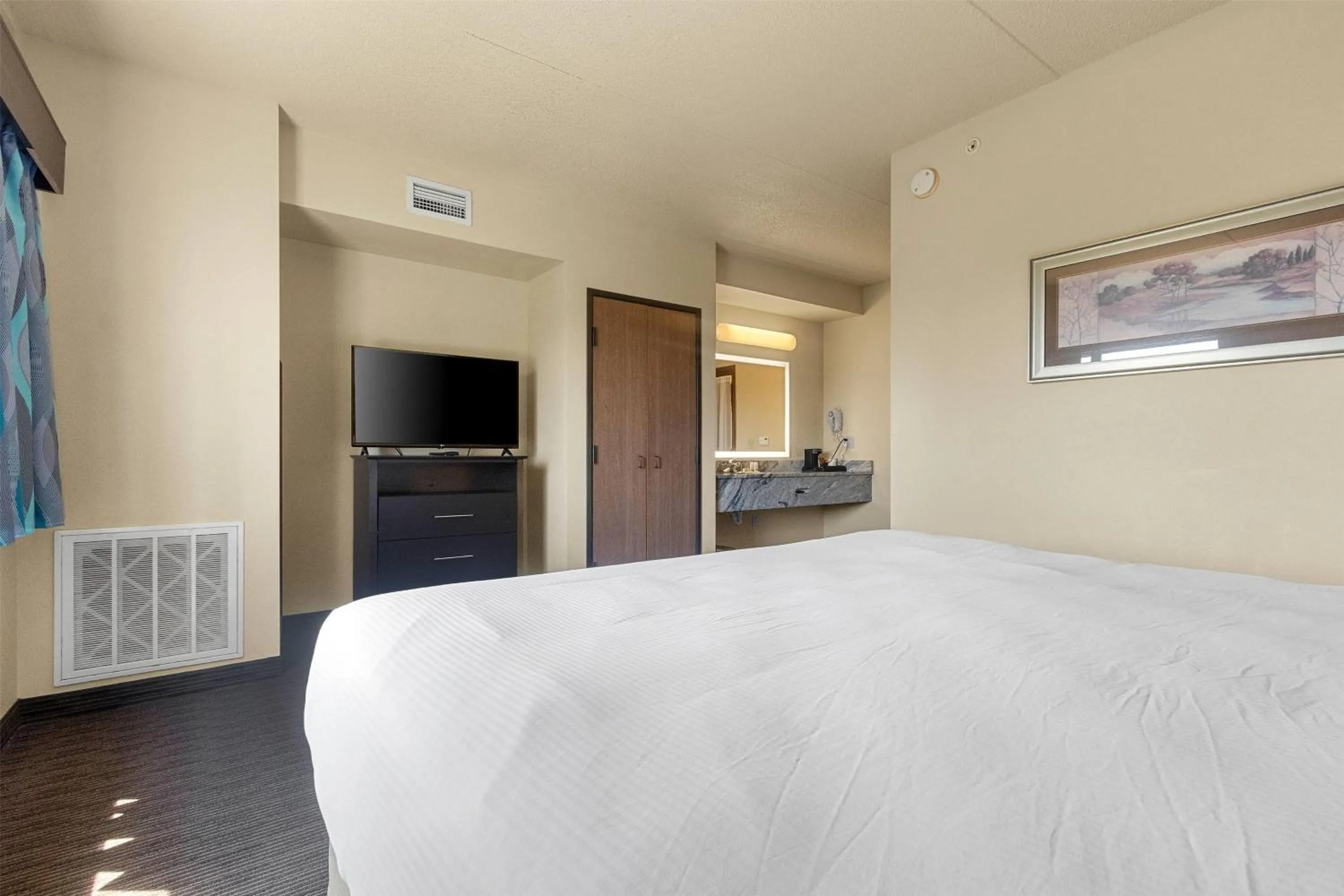 Photo of the whole room, Bed in AmericInn by Wyndham Green Bay East