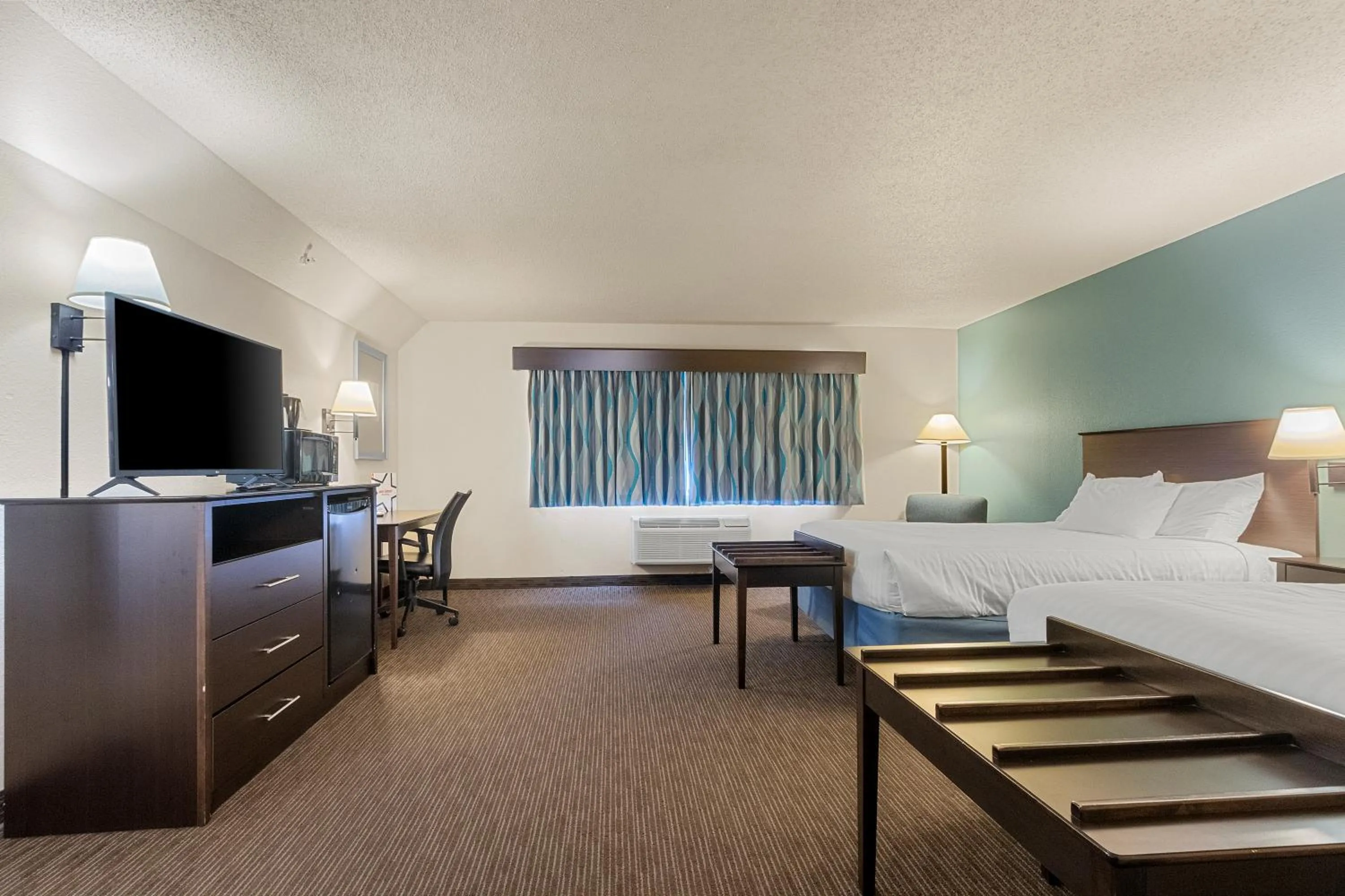 TV and multimedia, Bed in AmericInn by Wyndham Green Bay East