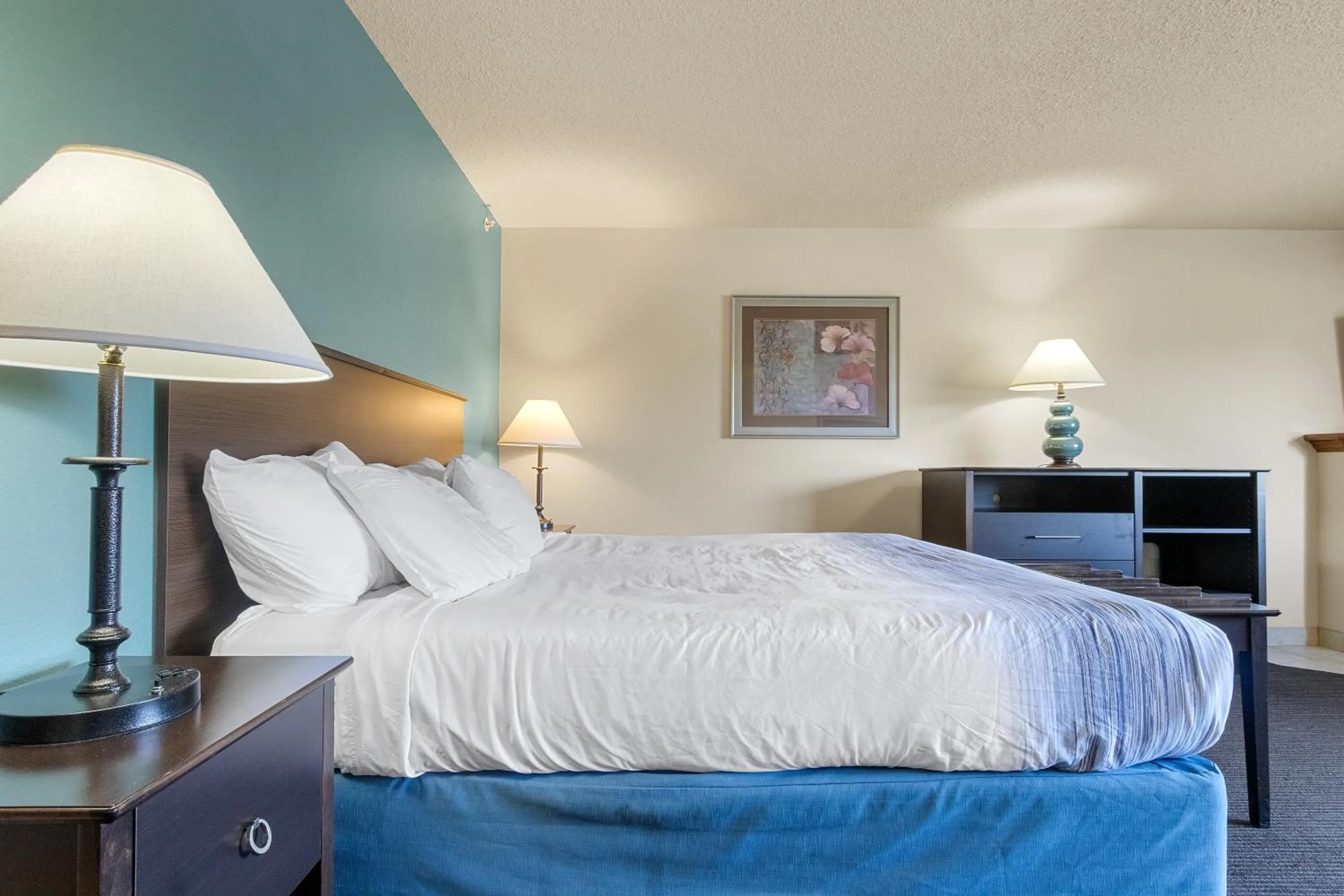 Bed in AmericInn by Wyndham Green Bay East