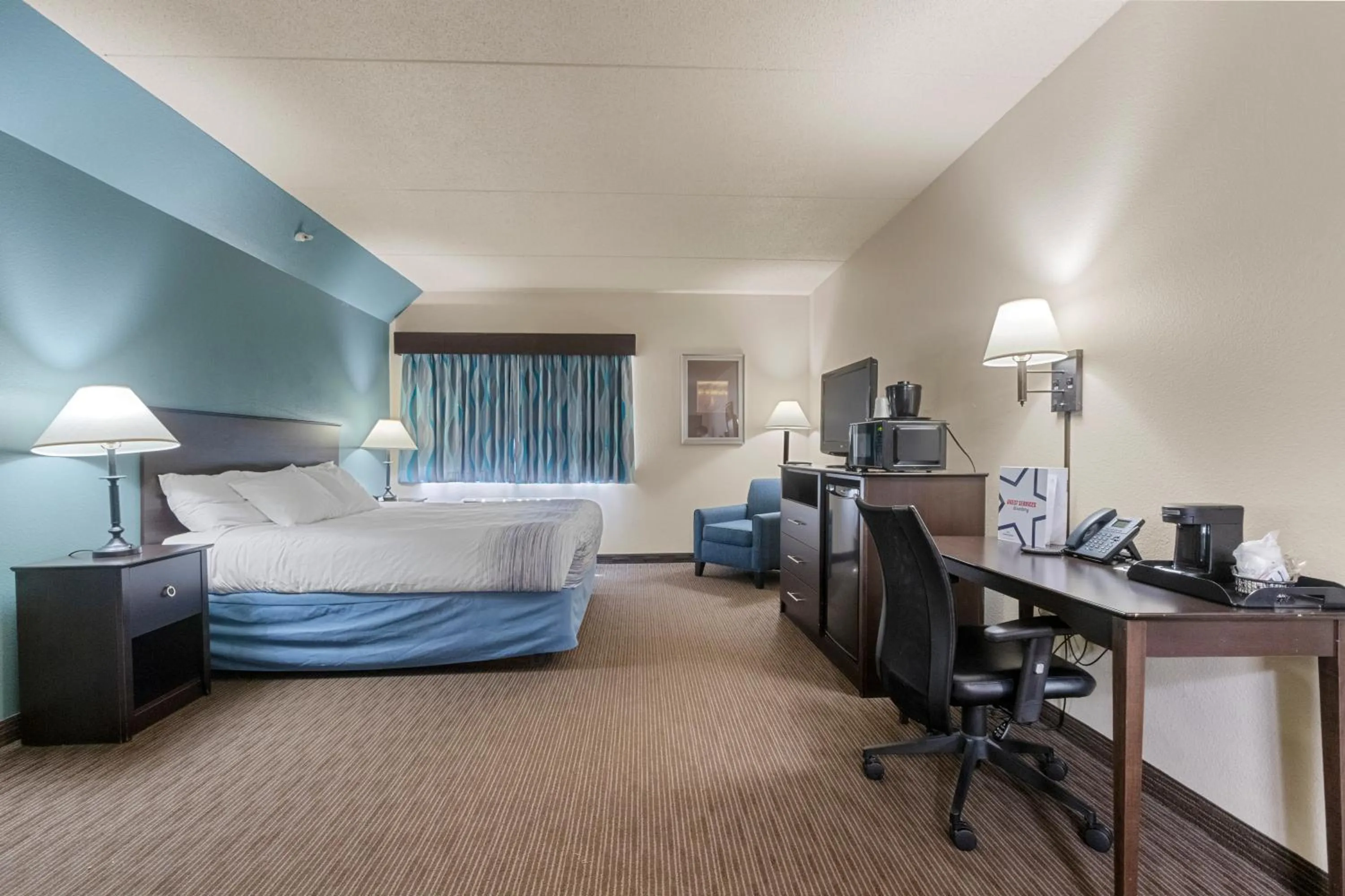 Bedroom, Bed in AmericInn by Wyndham Green Bay East