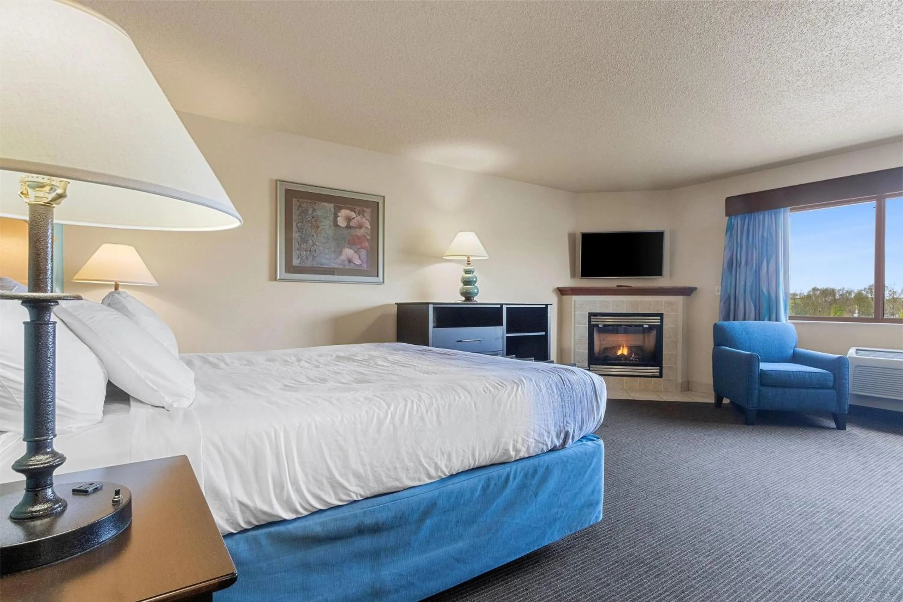 Photo of the whole room, Bed in AmericInn by Wyndham Green Bay East