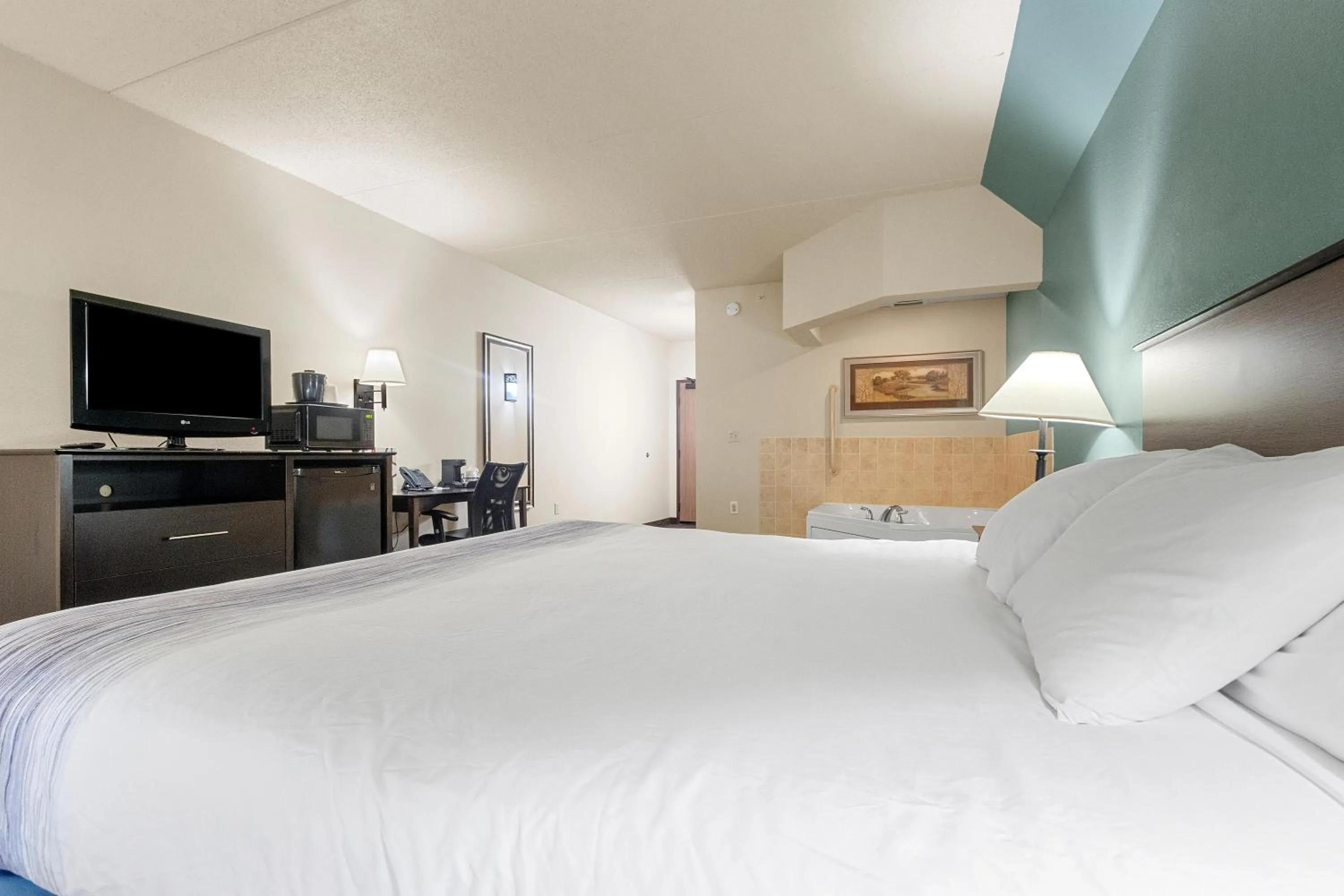 Hot Tub, Bed in AmericInn by Wyndham Green Bay East