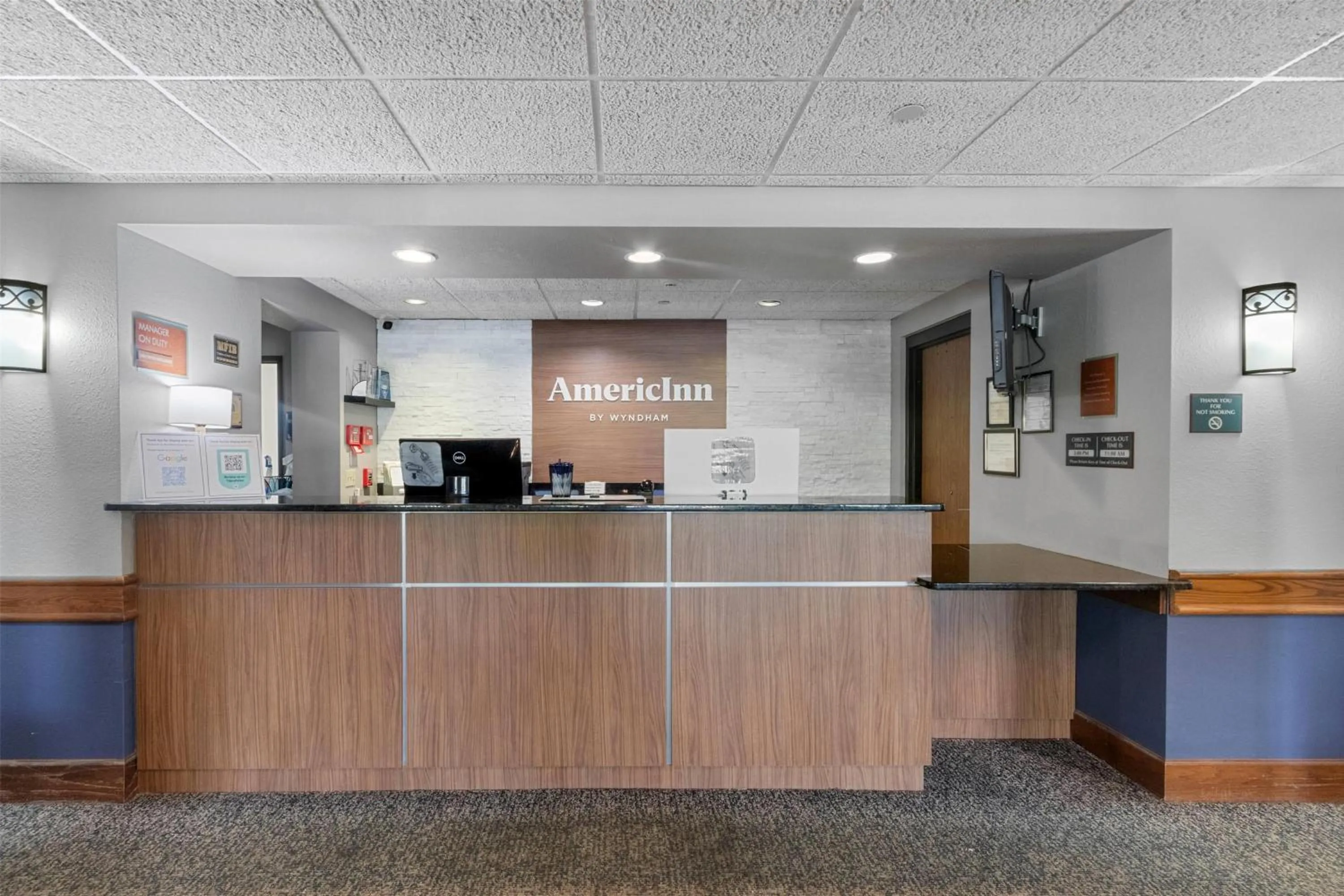 Lobby or reception in AmericInn by Wyndham Green Bay East