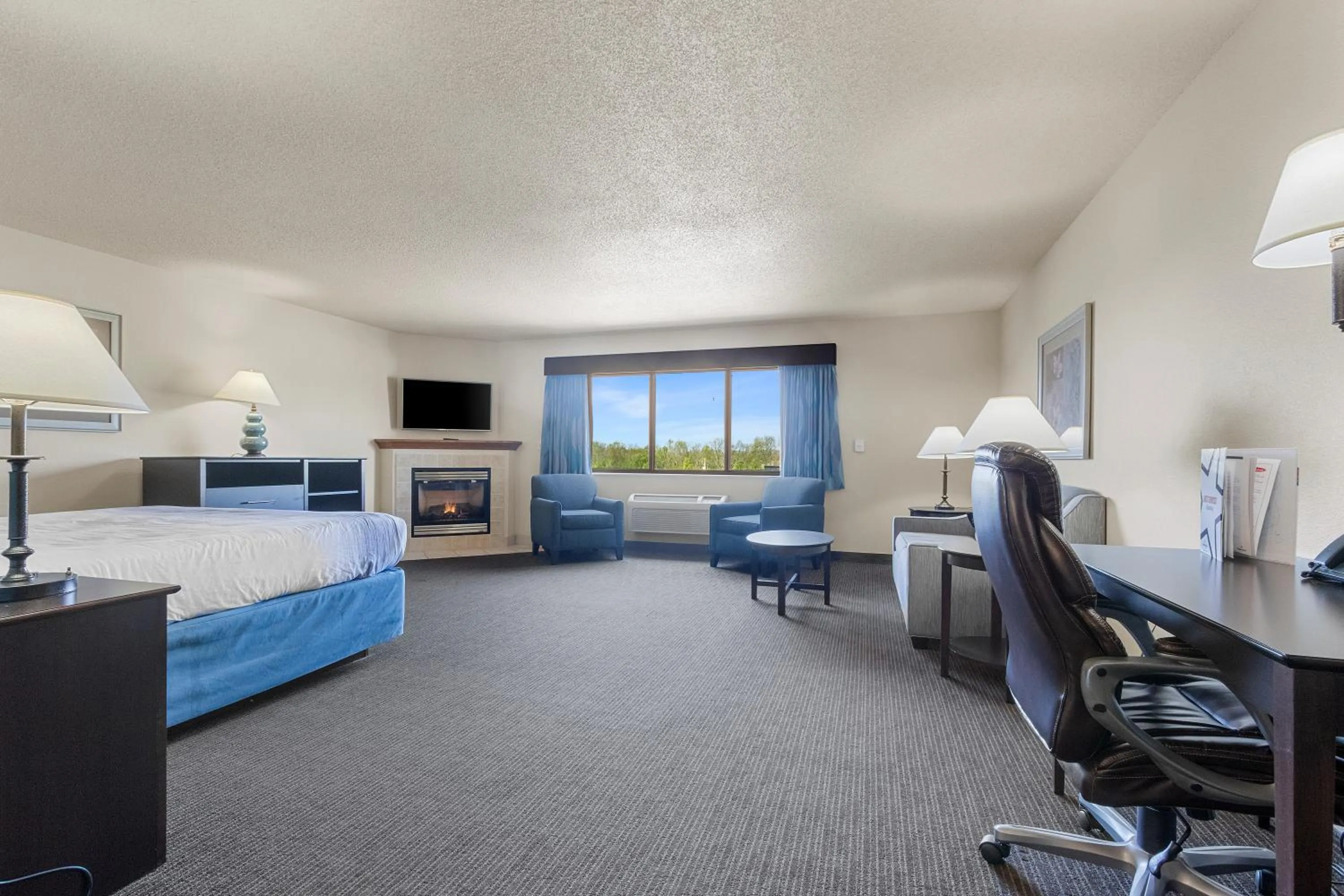 Photo of the whole room, Bed in AmericInn by Wyndham Green Bay East