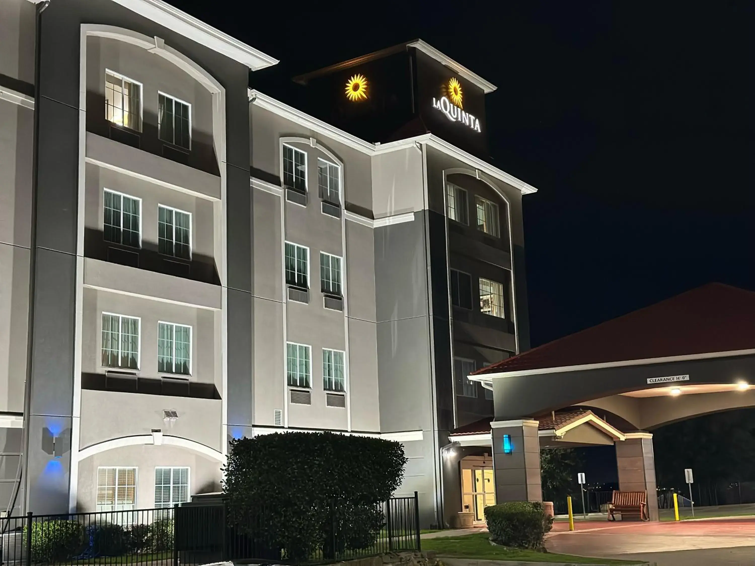 Property building in La Quinta by Wyndham Fort Worth - Lake Worth Property building in La Quinta by Wyndham Fort Worth - Lake Worth