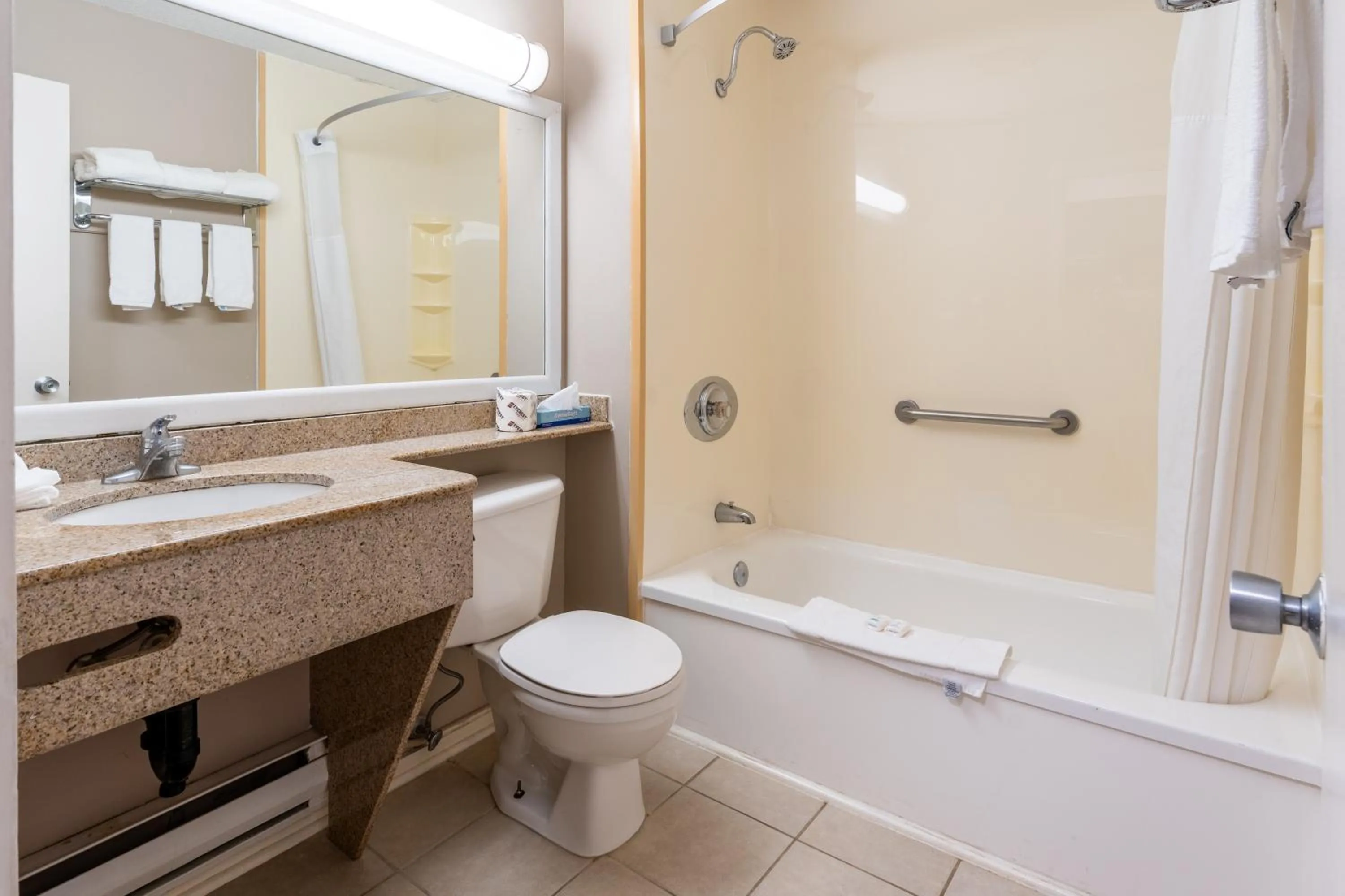 Super 8 by Wyndham Gananoque - Country Squire Resort