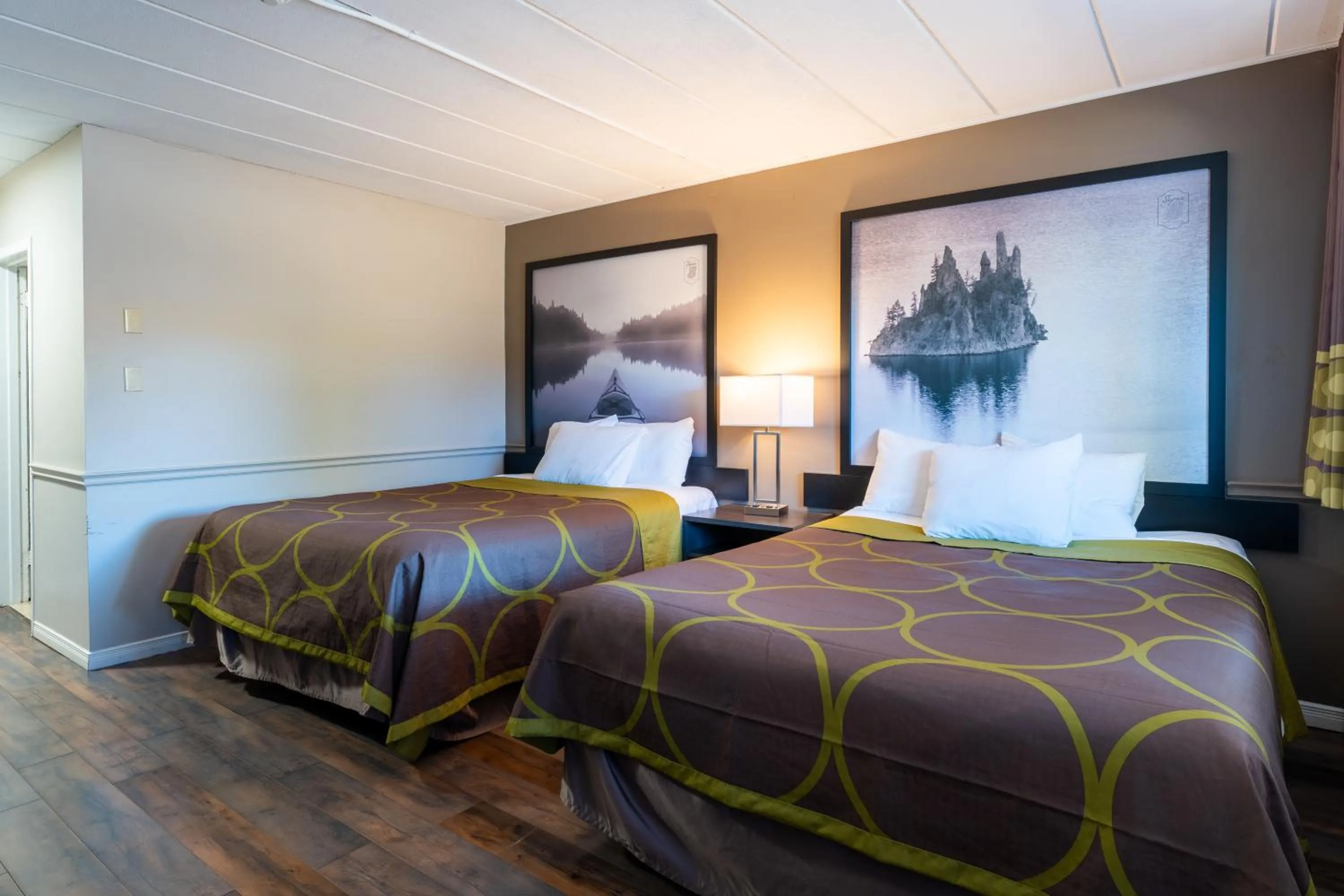Bed in Super 8 by Wyndham Gananoque - Country Squire Resort