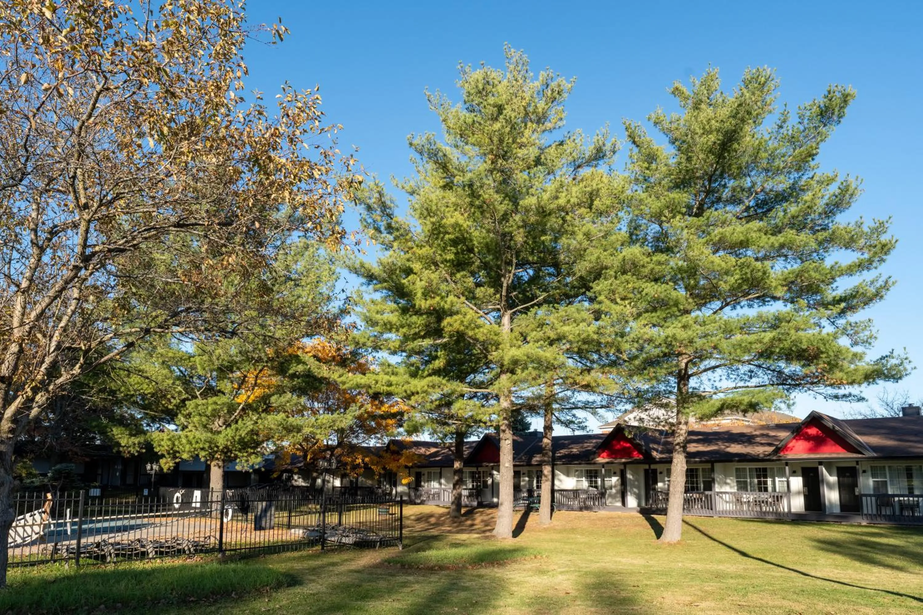 Property building in Super 8 by Wyndham Gananoque - Country Squire Resort