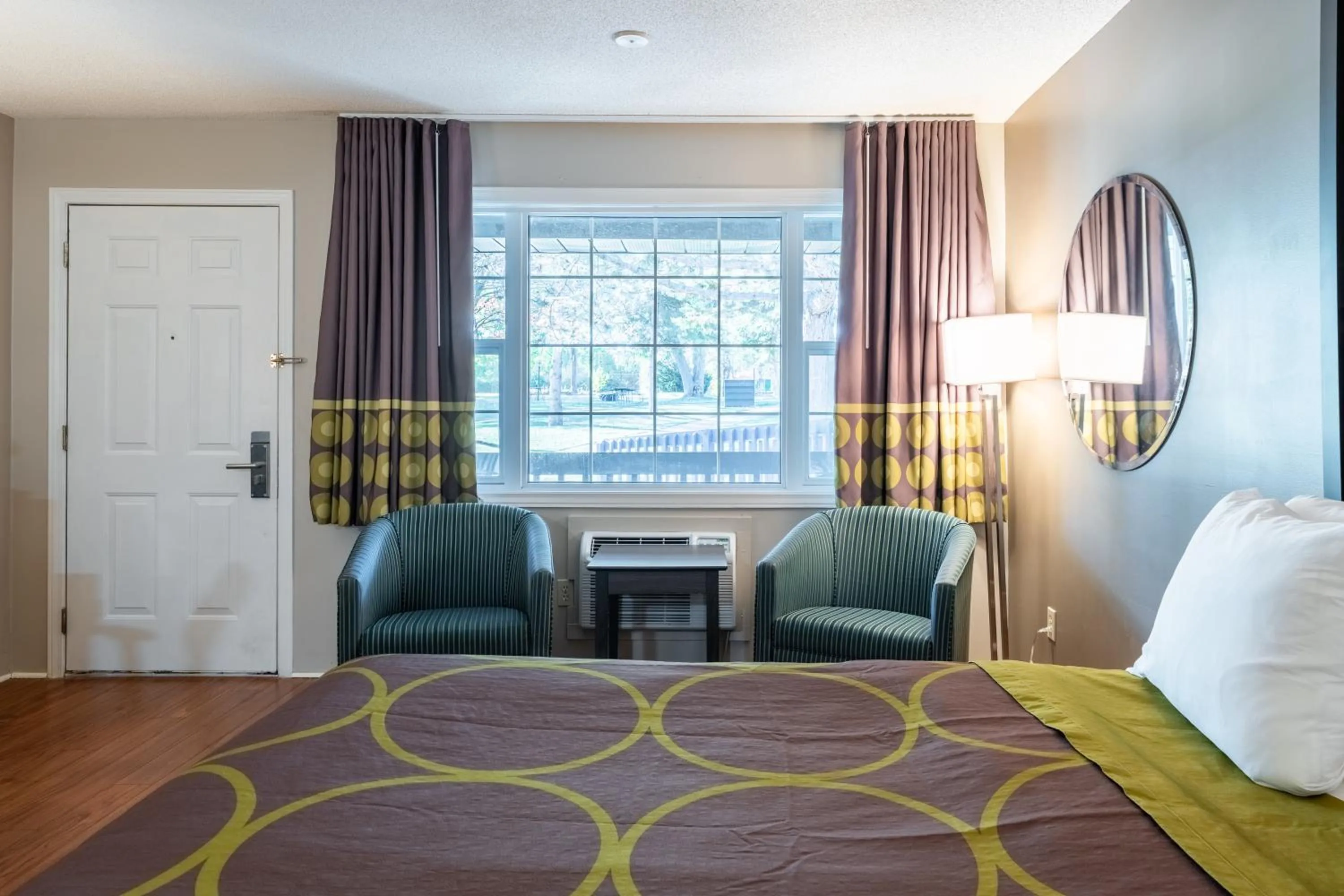 Bed in Super 8 by Wyndham Gananoque - Country Squire Resort