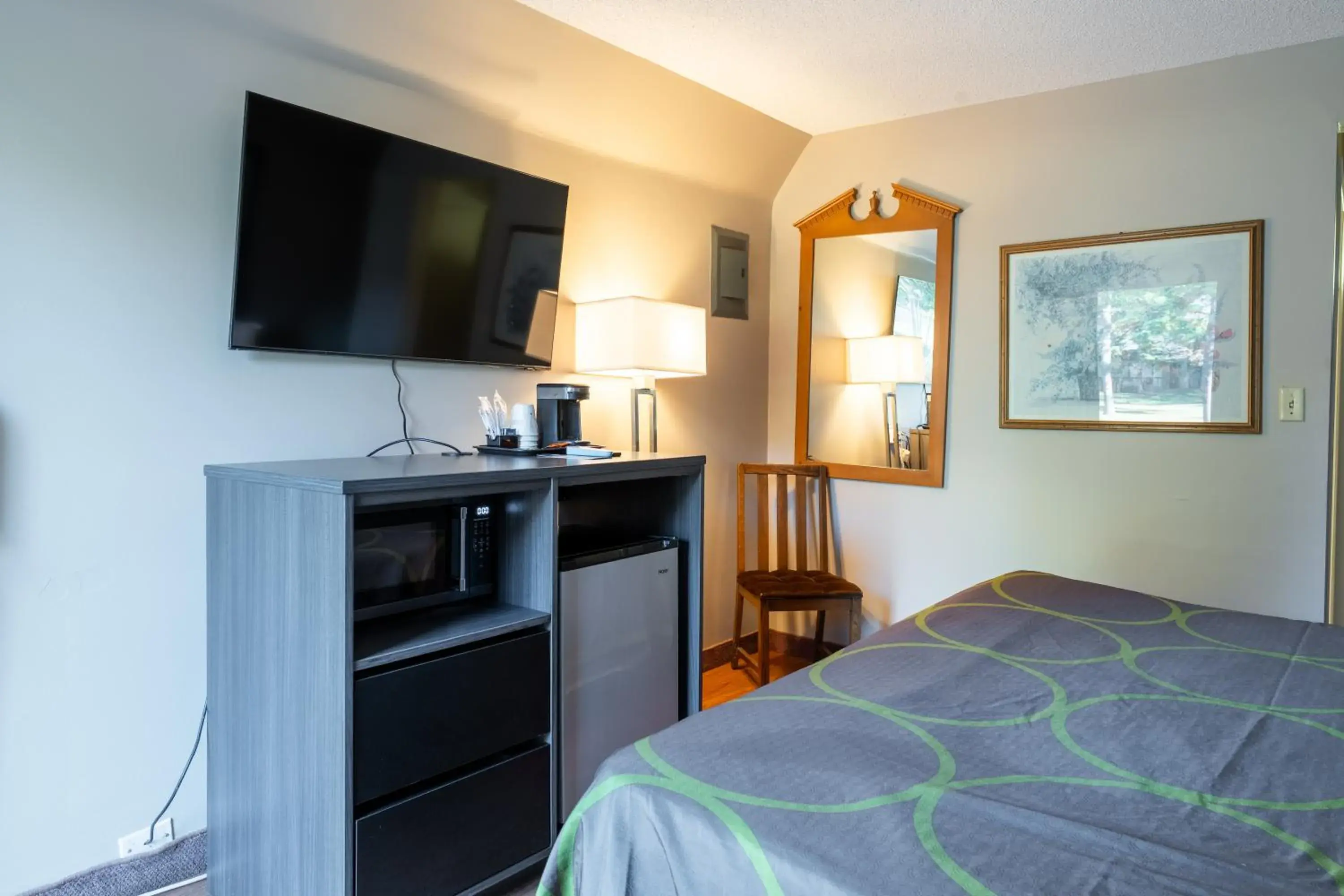 Bed in Super 8 by Wyndham Gananoque - Country Squire Resort Bed in Super 8 by Wyndham Gananoque - Country Squire Resort