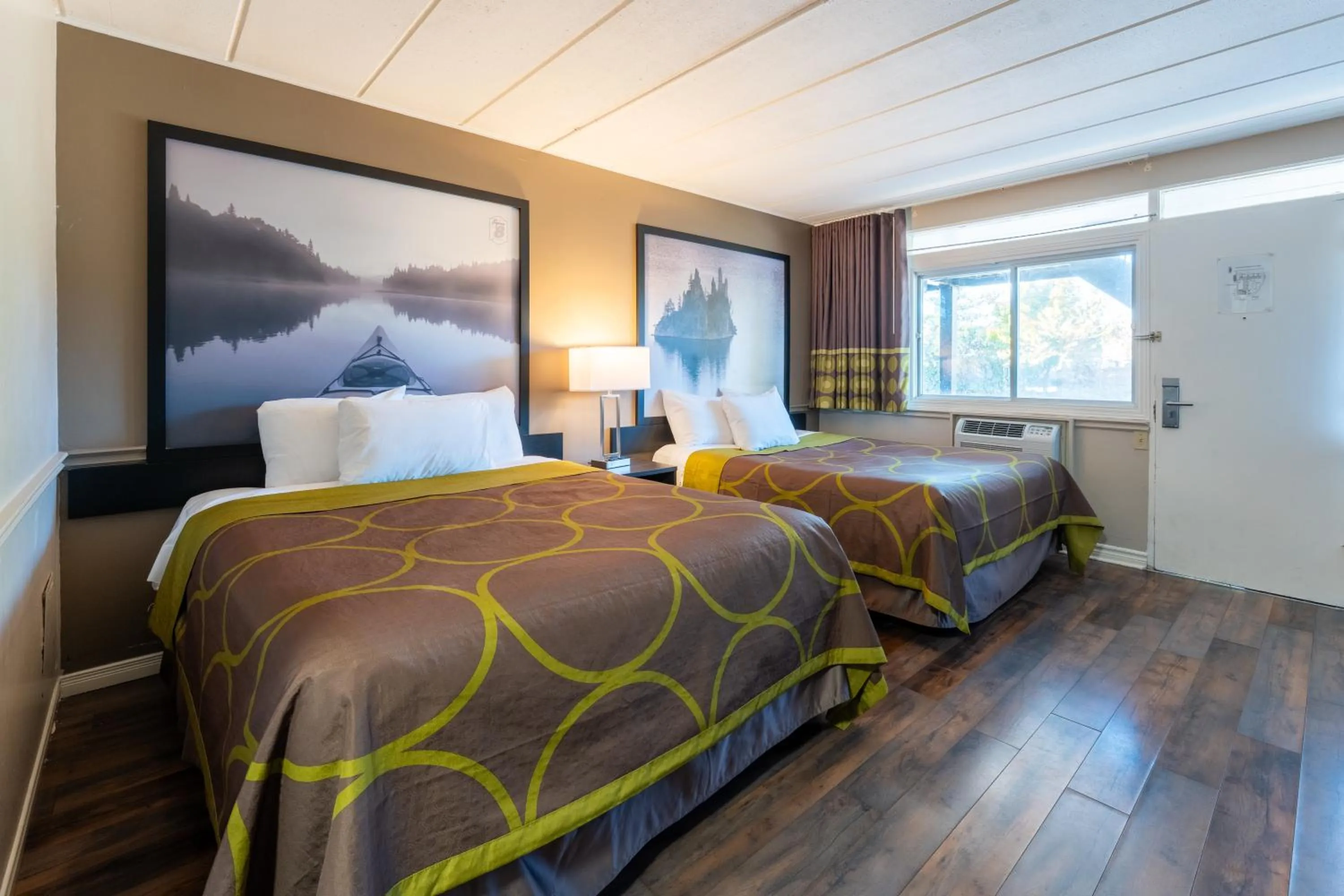 Bed in Super 8 by Wyndham Gananoque - Country Squire Resort