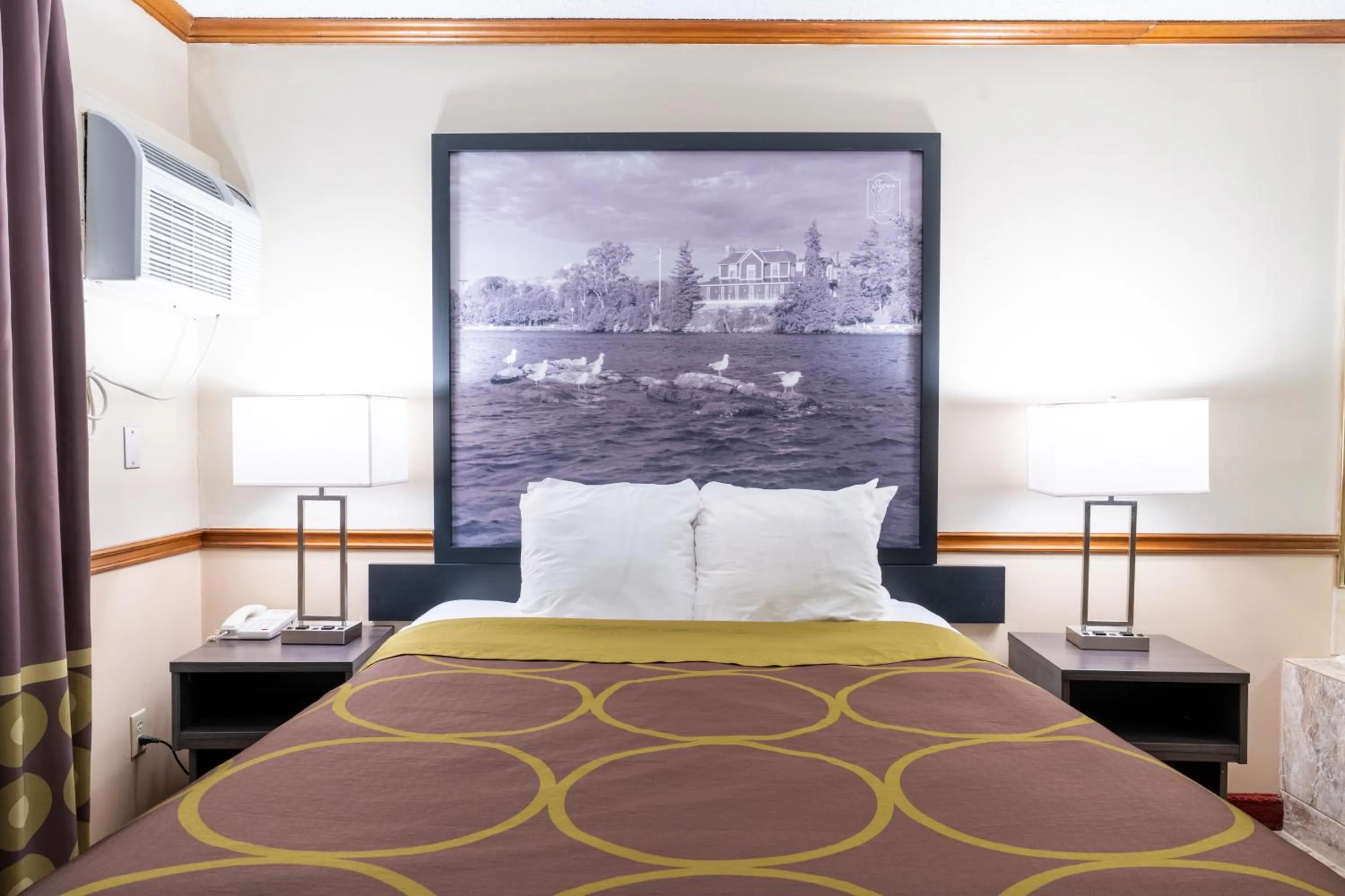 Bed in Super 8 by Wyndham Gananoque - Country Squire Resort