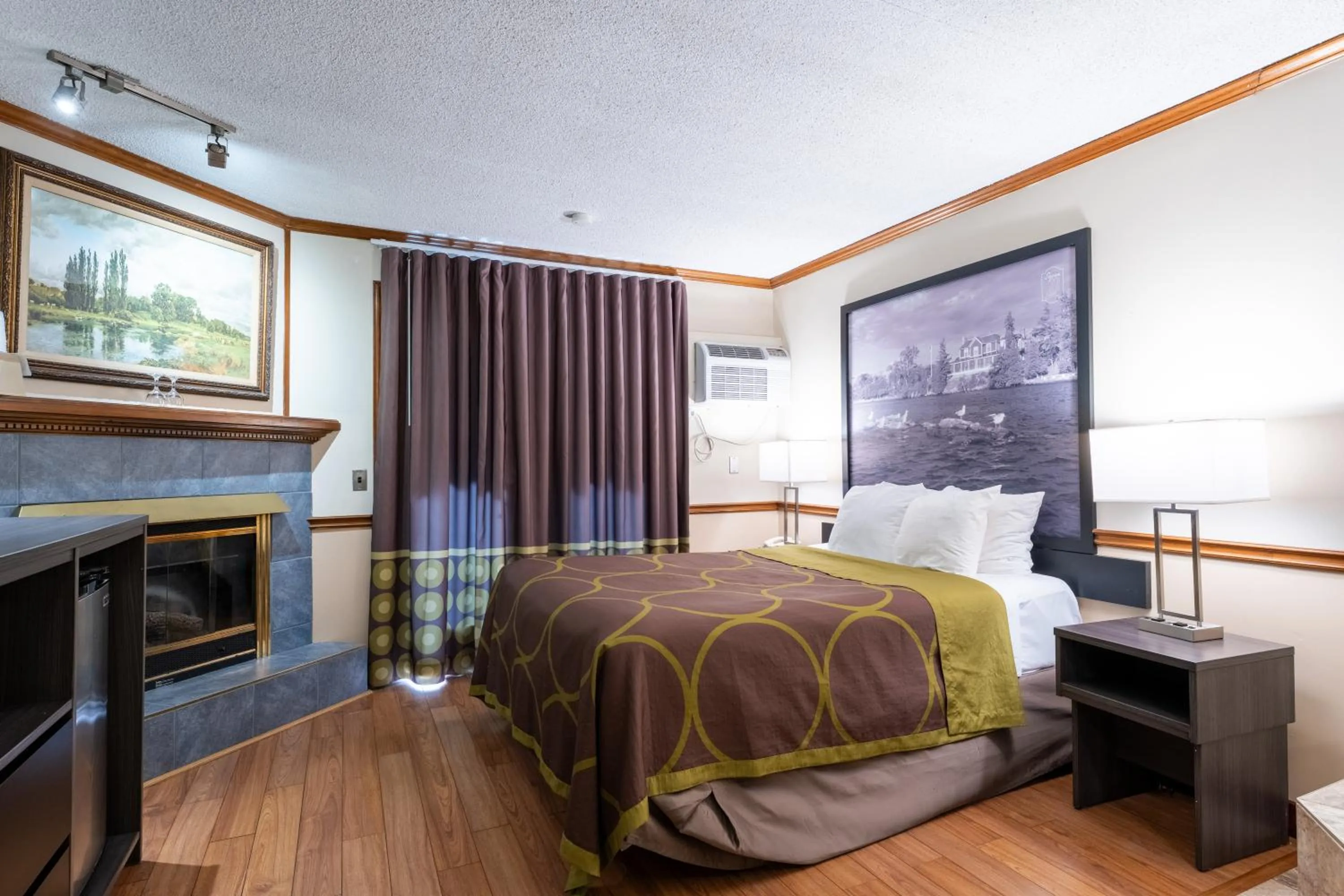 Bed in Super 8 by Wyndham Gananoque - Country Squire Resort