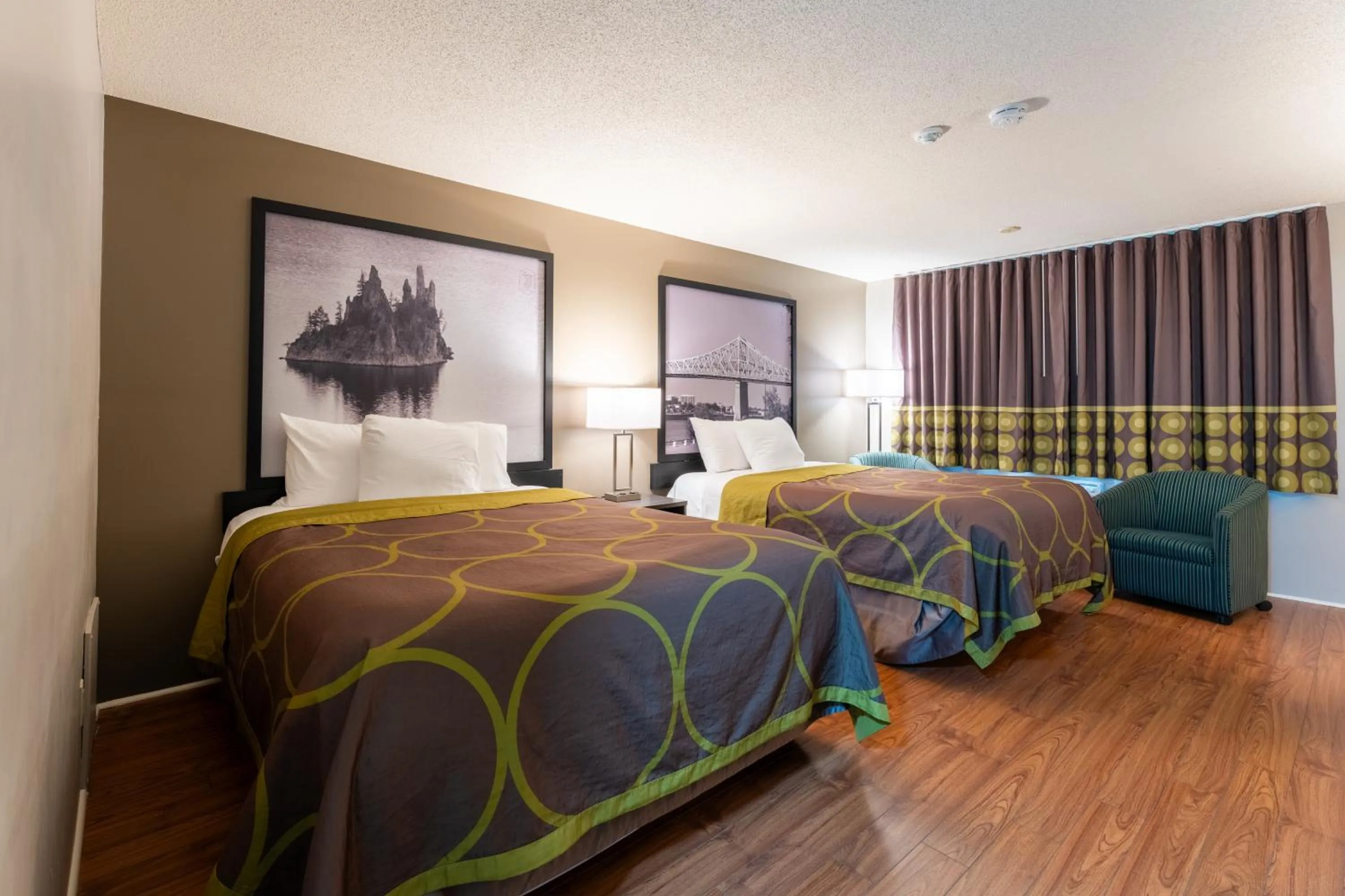 Bed in Super 8 by Wyndham Gananoque - Country Squire Resort