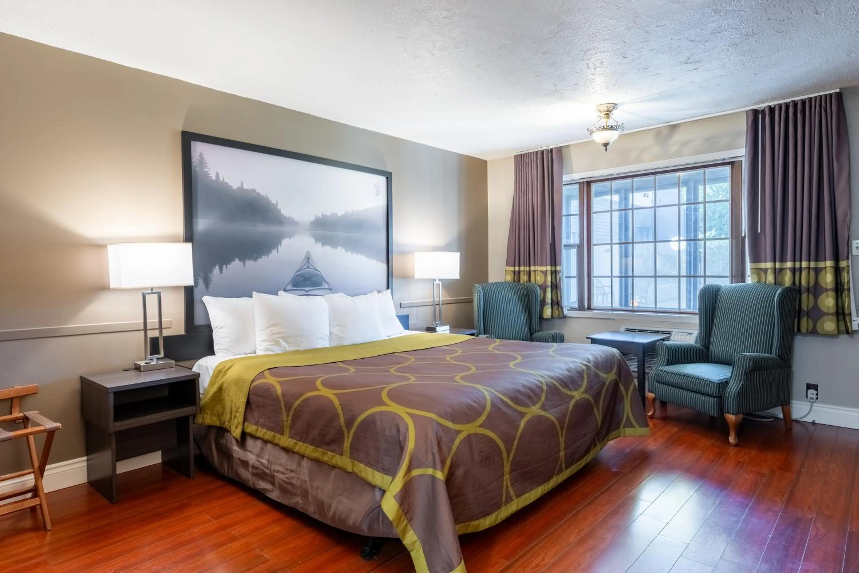 Bed in Super 8 by Wyndham Gananoque - Country Squire Resort