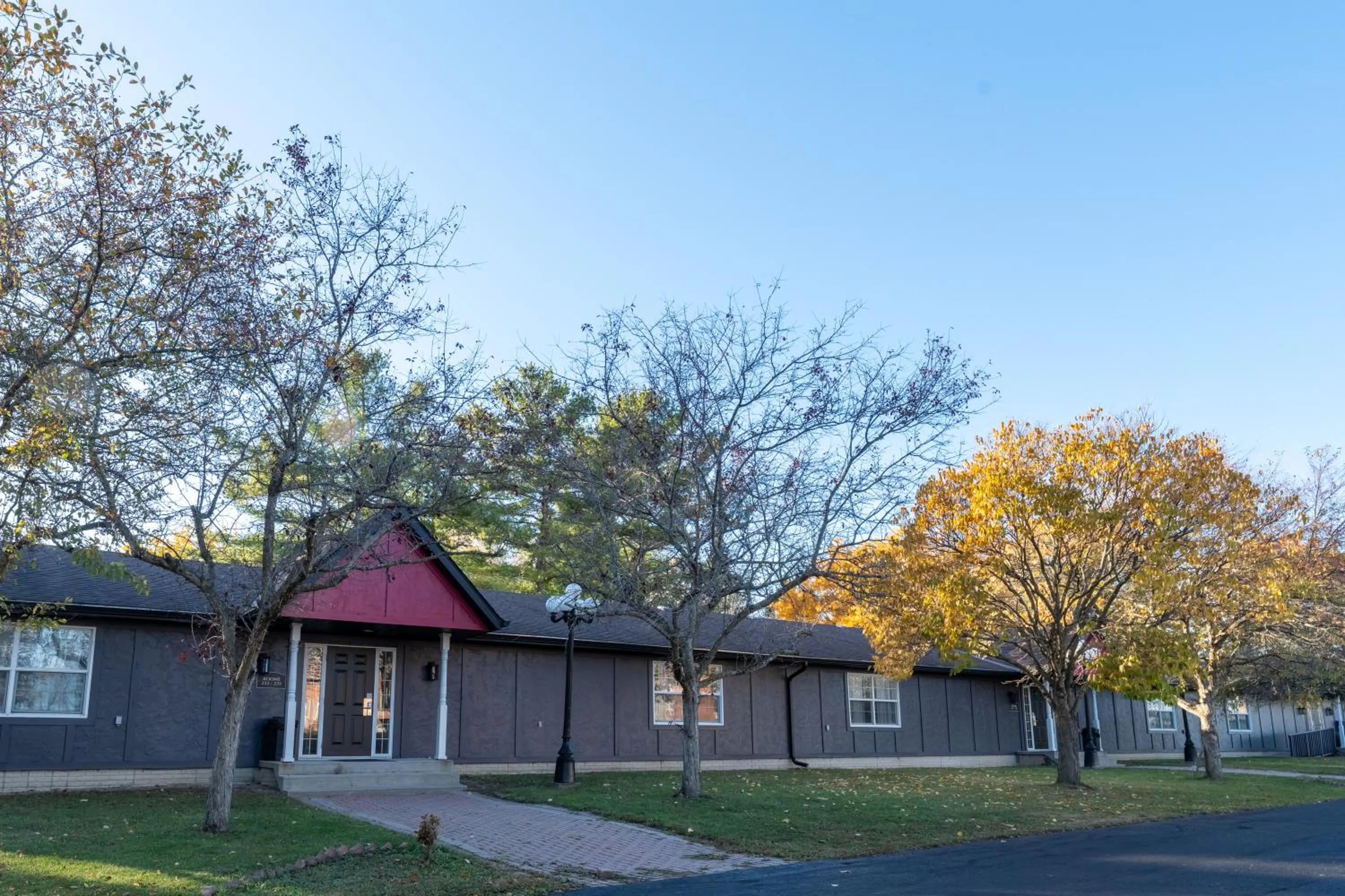 Property building in Super 8 by Wyndham Gananoque - Country Squire Resort