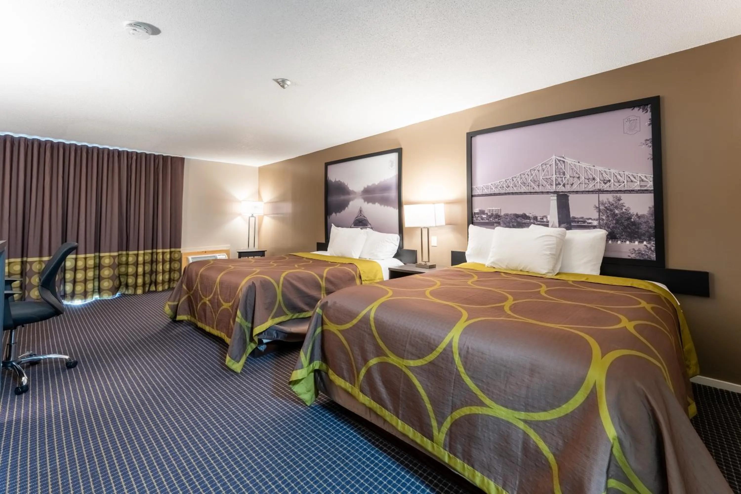 Bed in Super 8 by Wyndham Gananoque - Country Squire Resort