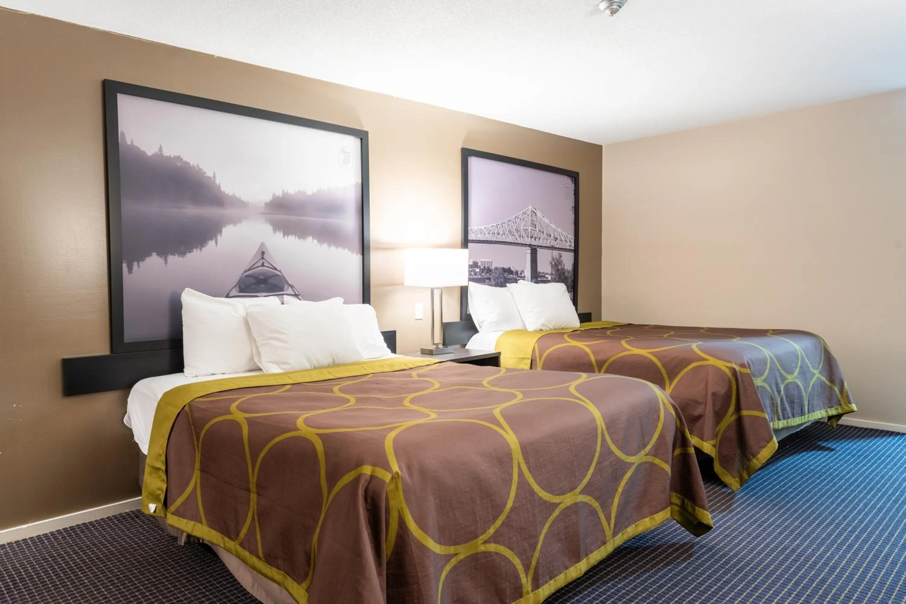 Bed in Super 8 by Wyndham Gananoque - Country Squire Resort