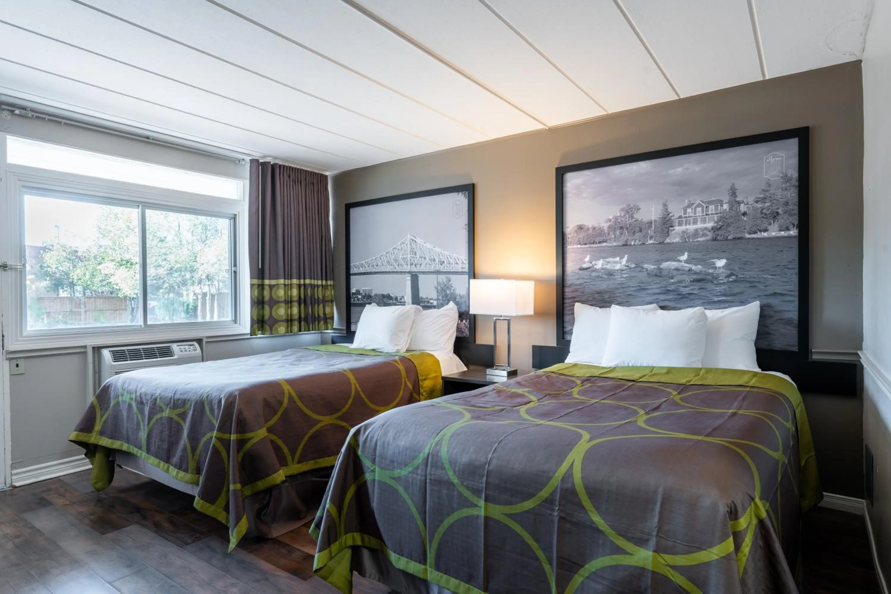 Bed in Super 8 by Wyndham Gananoque - Country Squire Resort