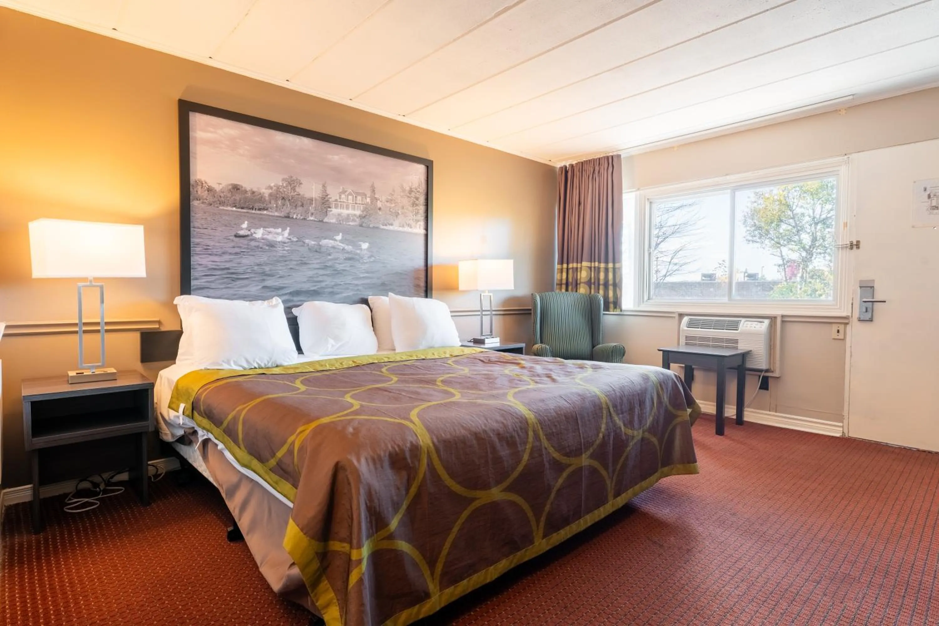 Bed in Super 8 by Wyndham Gananoque - Country Squire Resort