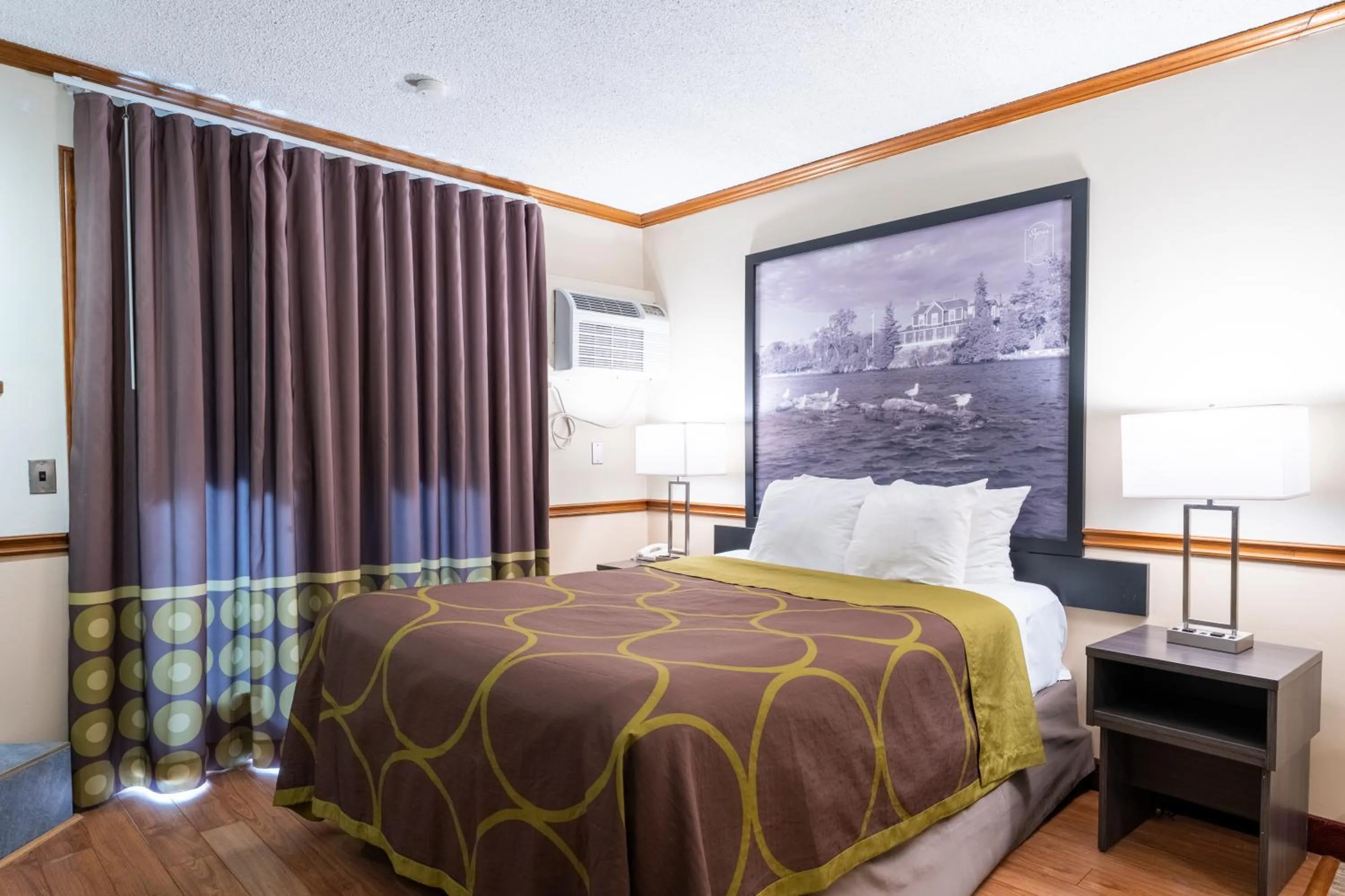 Bed in Super 8 by Wyndham Gananoque - Country Squire Resort