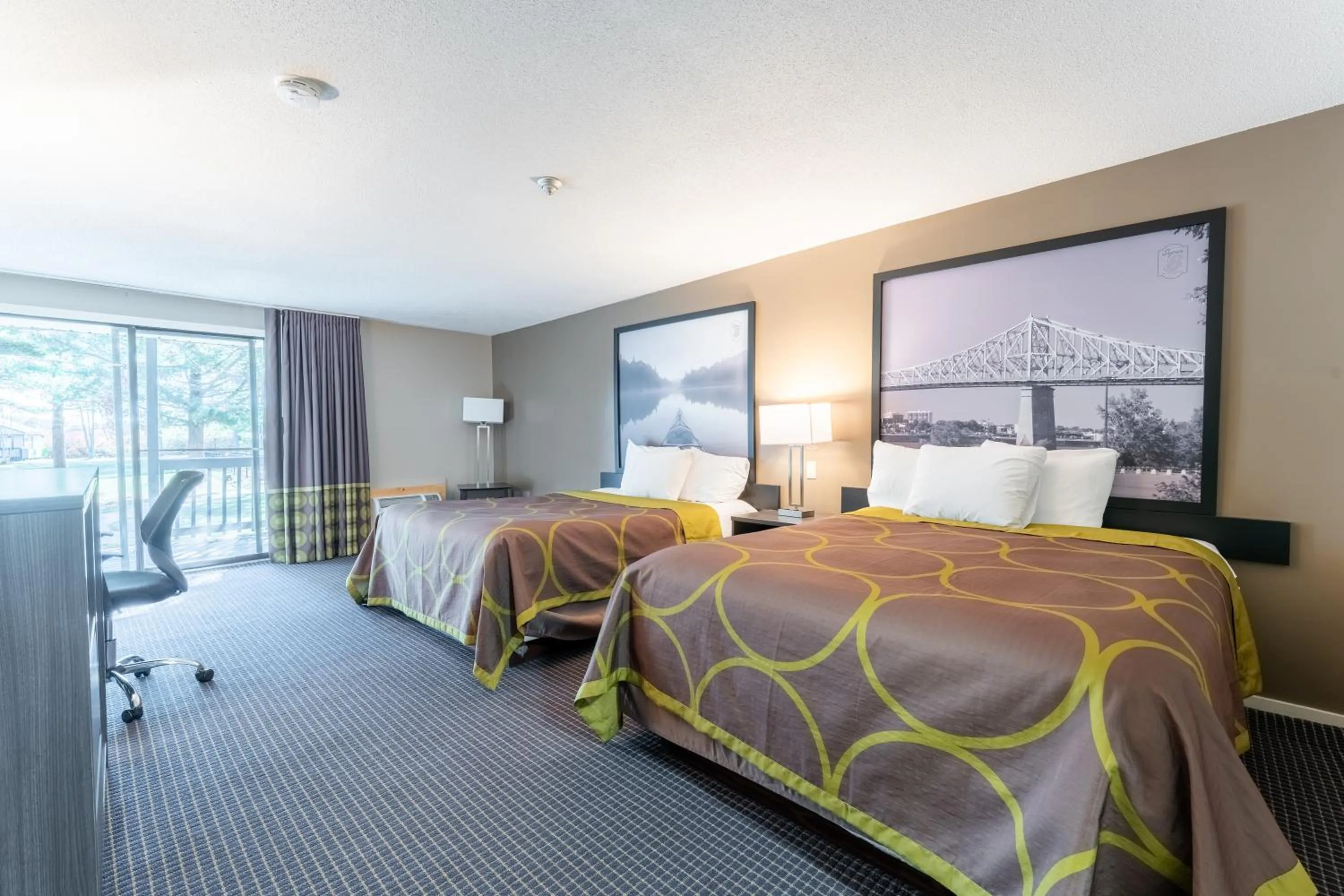 Bed in Super 8 by Wyndham Gananoque - Country Squire Resort