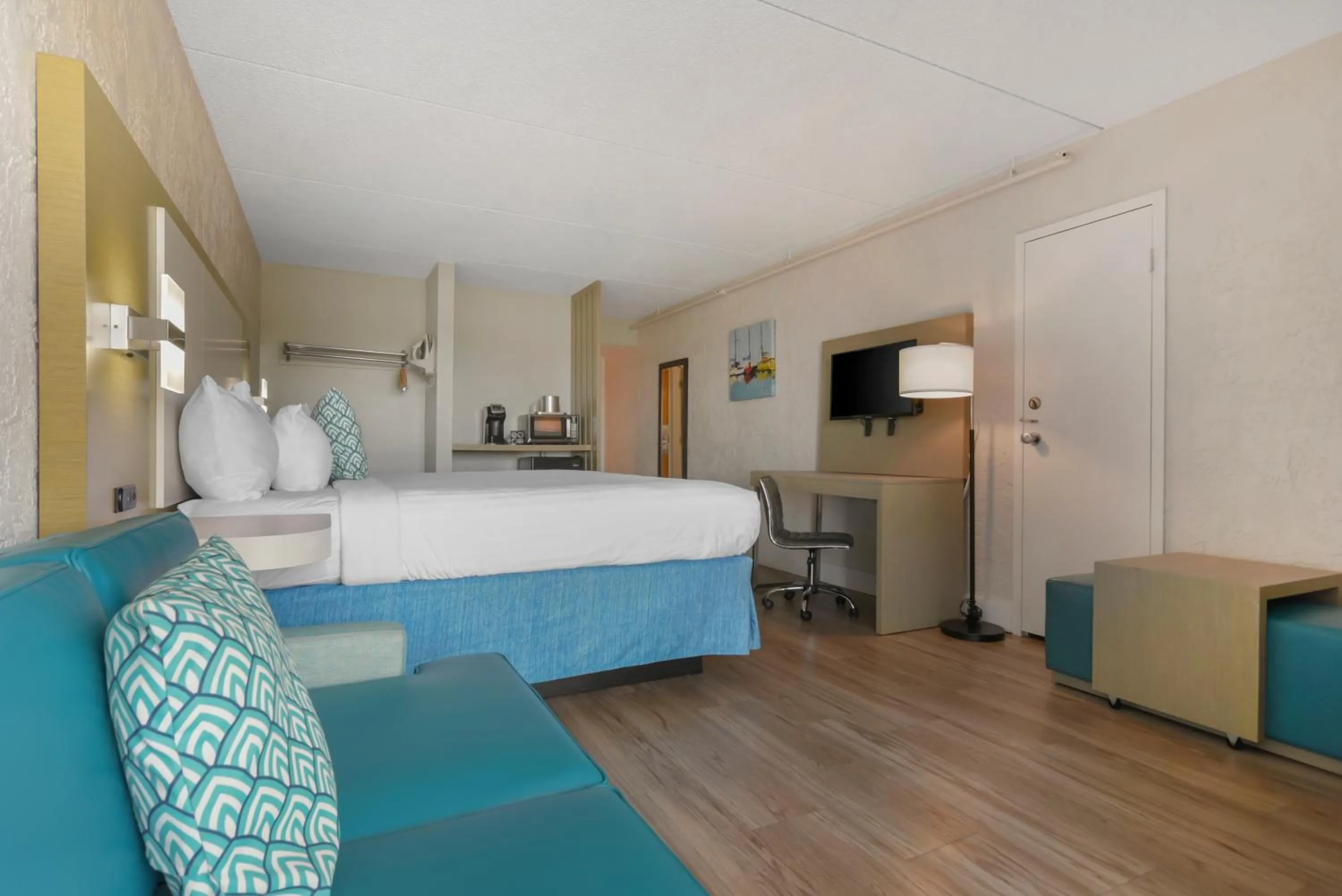 Living room, Bed in Inn on Destin Harbor, an Ascend Collection Hotel