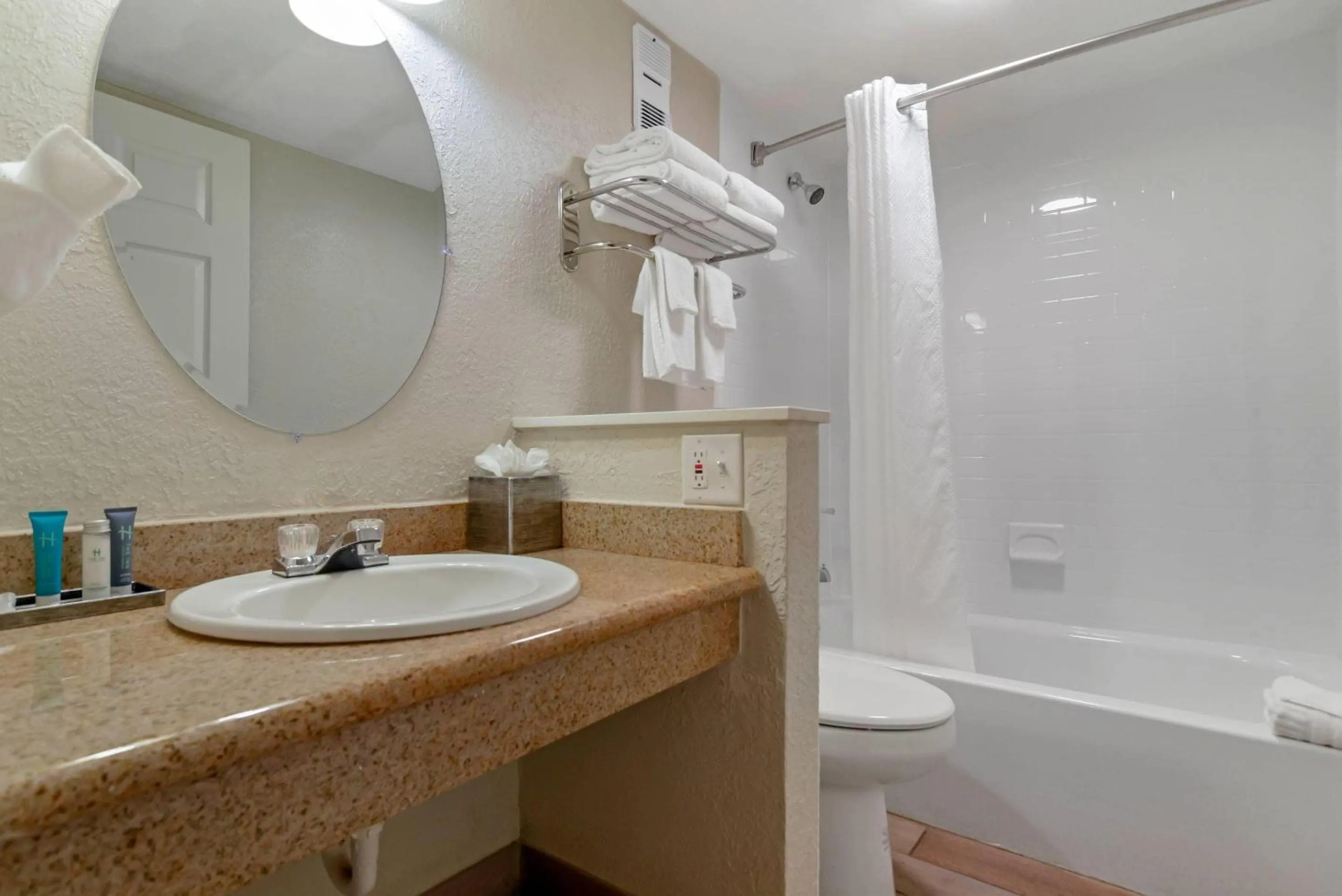 Bedroom in Inn on Destin Harbor, an Ascend Collection Hotel