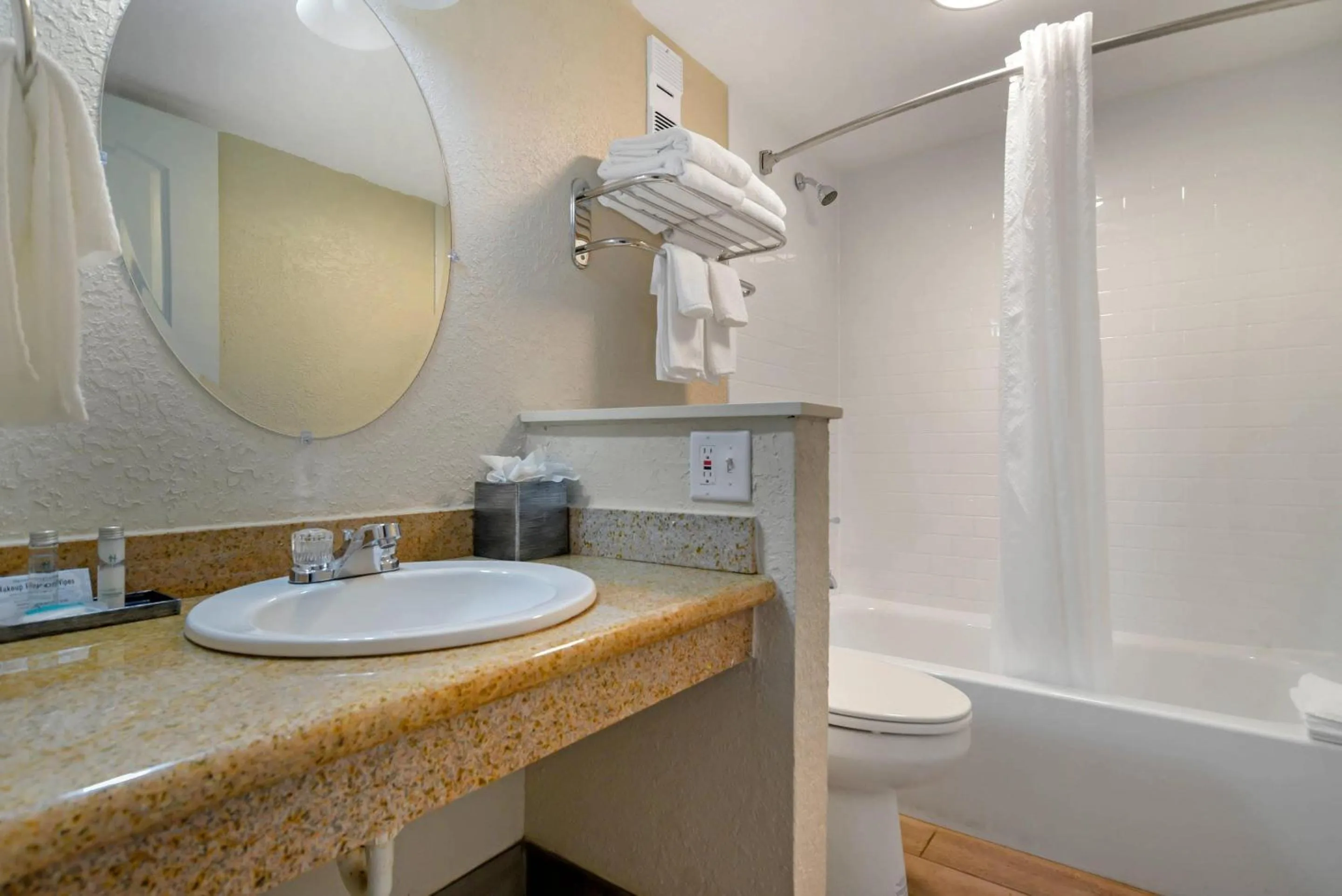 Bedroom in Inn on Destin Harbor, an Ascend Collection Hotel