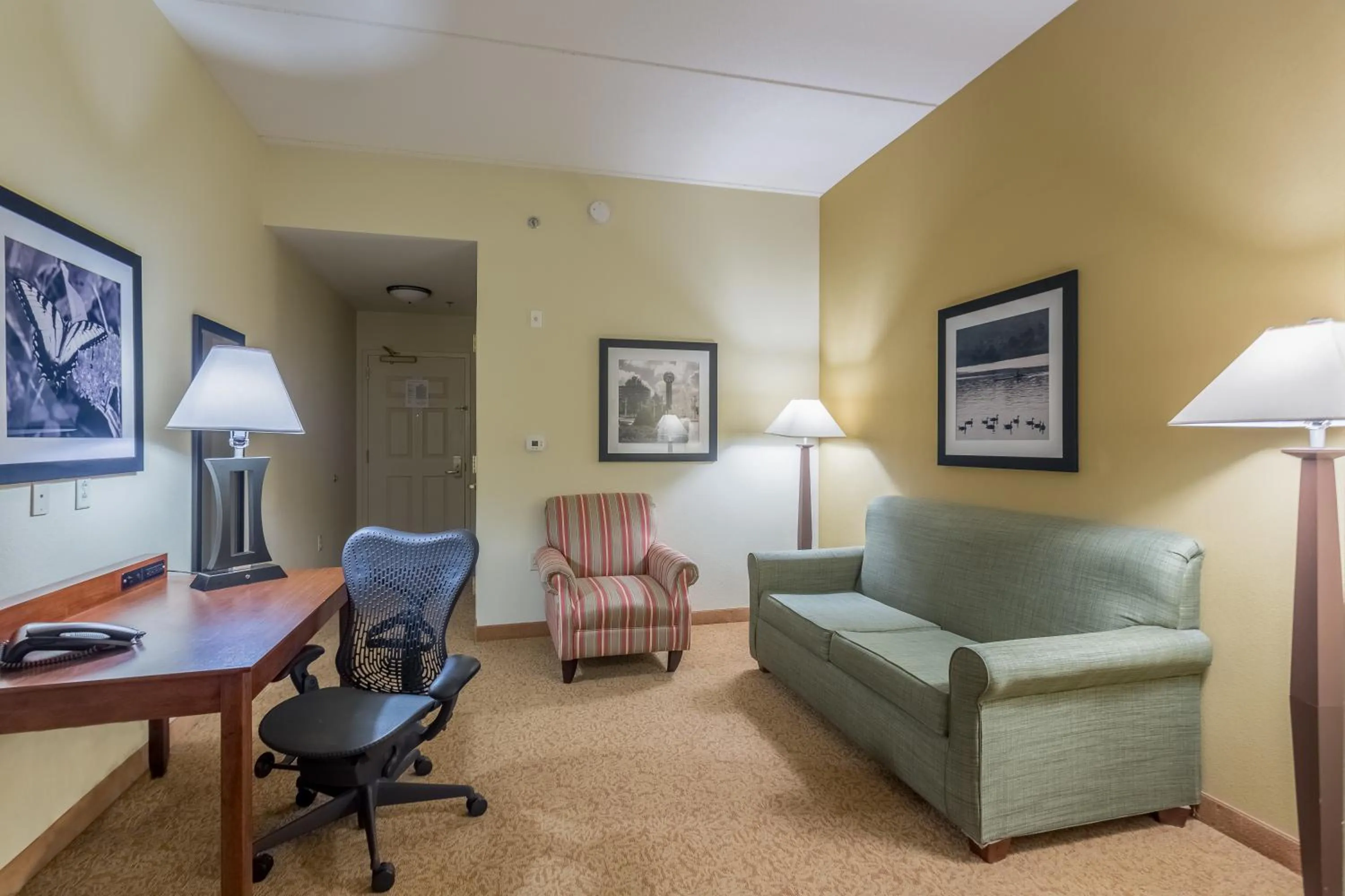 Seating area in Country Inn & Suites by Radisson, Knoxville at Cedar Bluff, TN