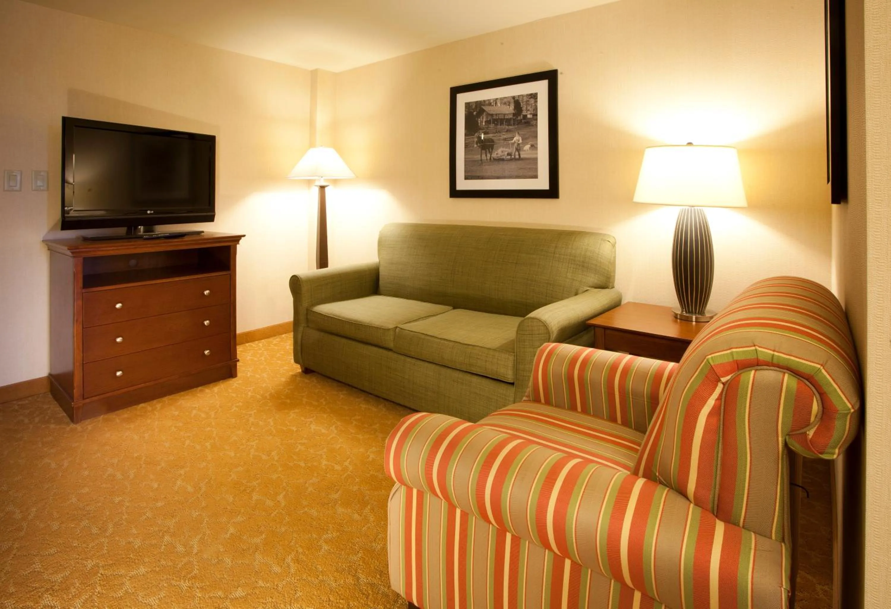 Seating area in Country Inn & Suites by Radisson, Knoxville at Cedar Bluff, TN