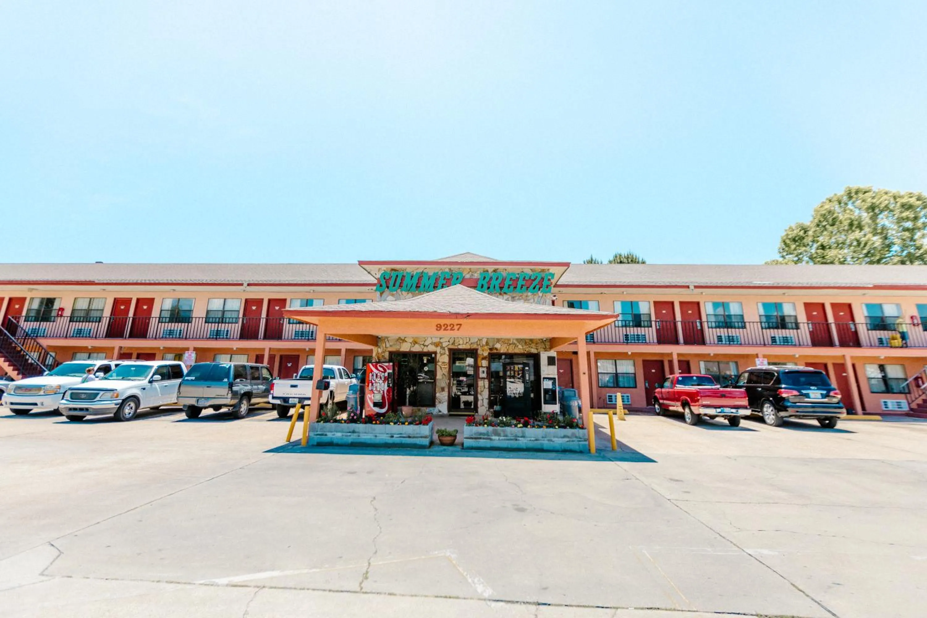 Property building in Summer Breeze Motel