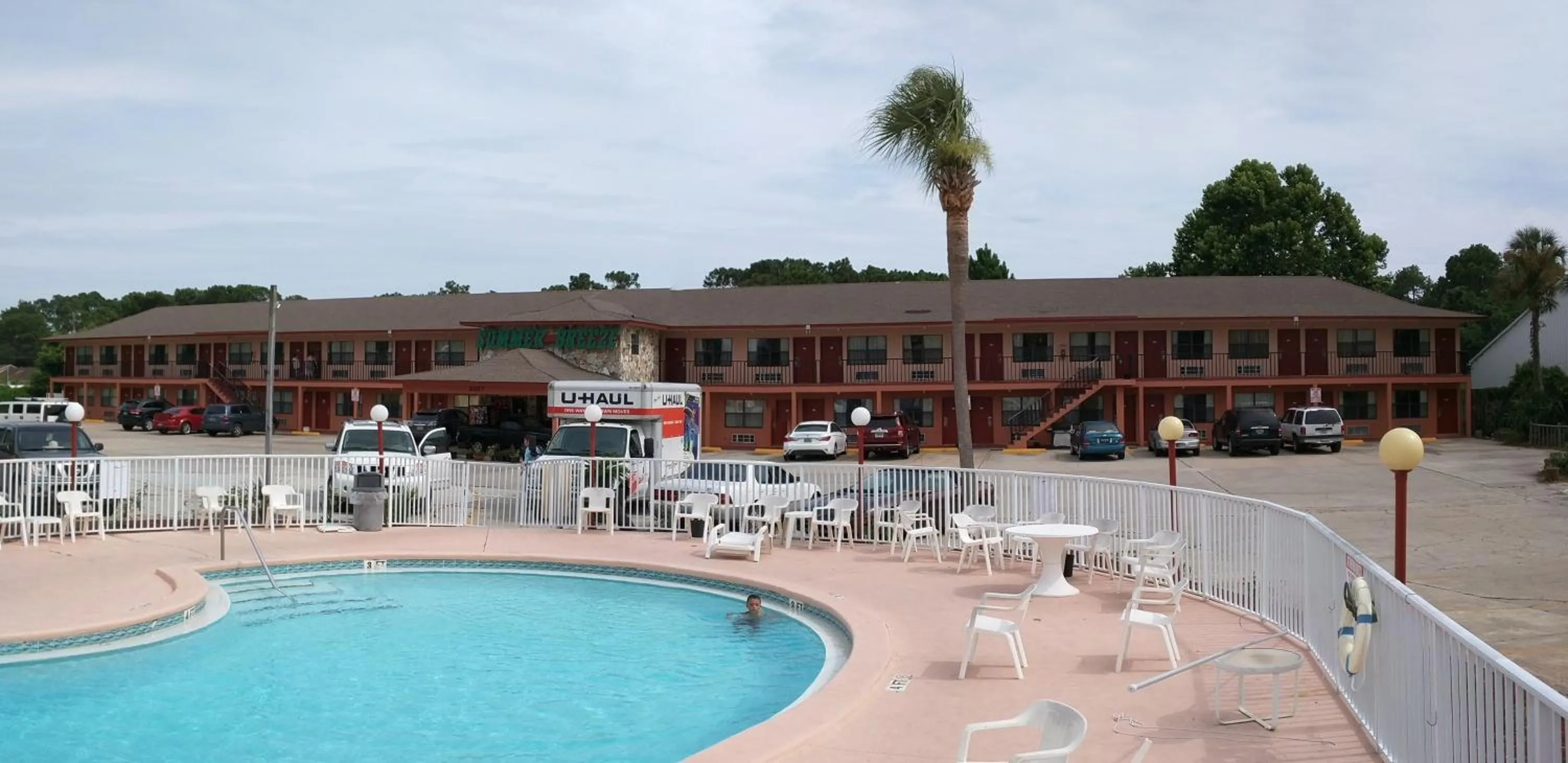 Swimming pool in Summer Breeze Motel