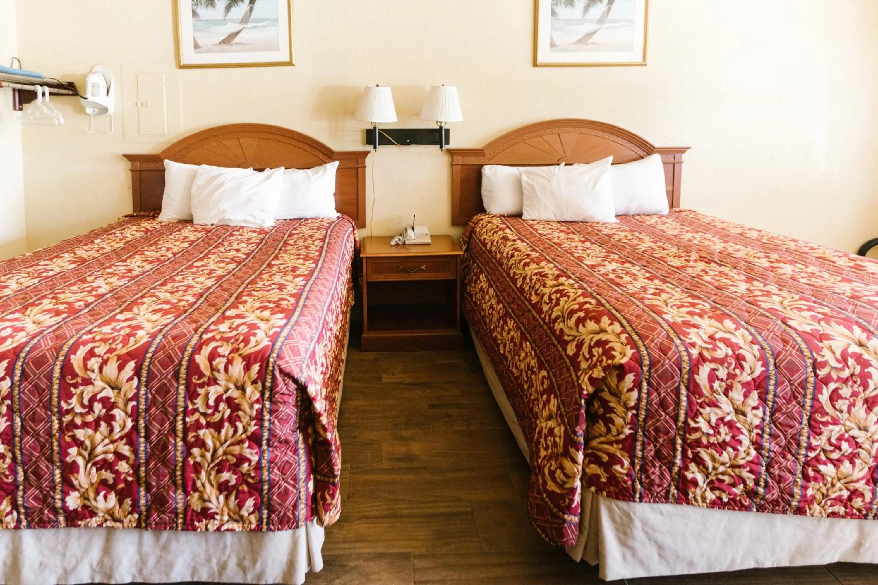 Bed in Summer Breeze Motel