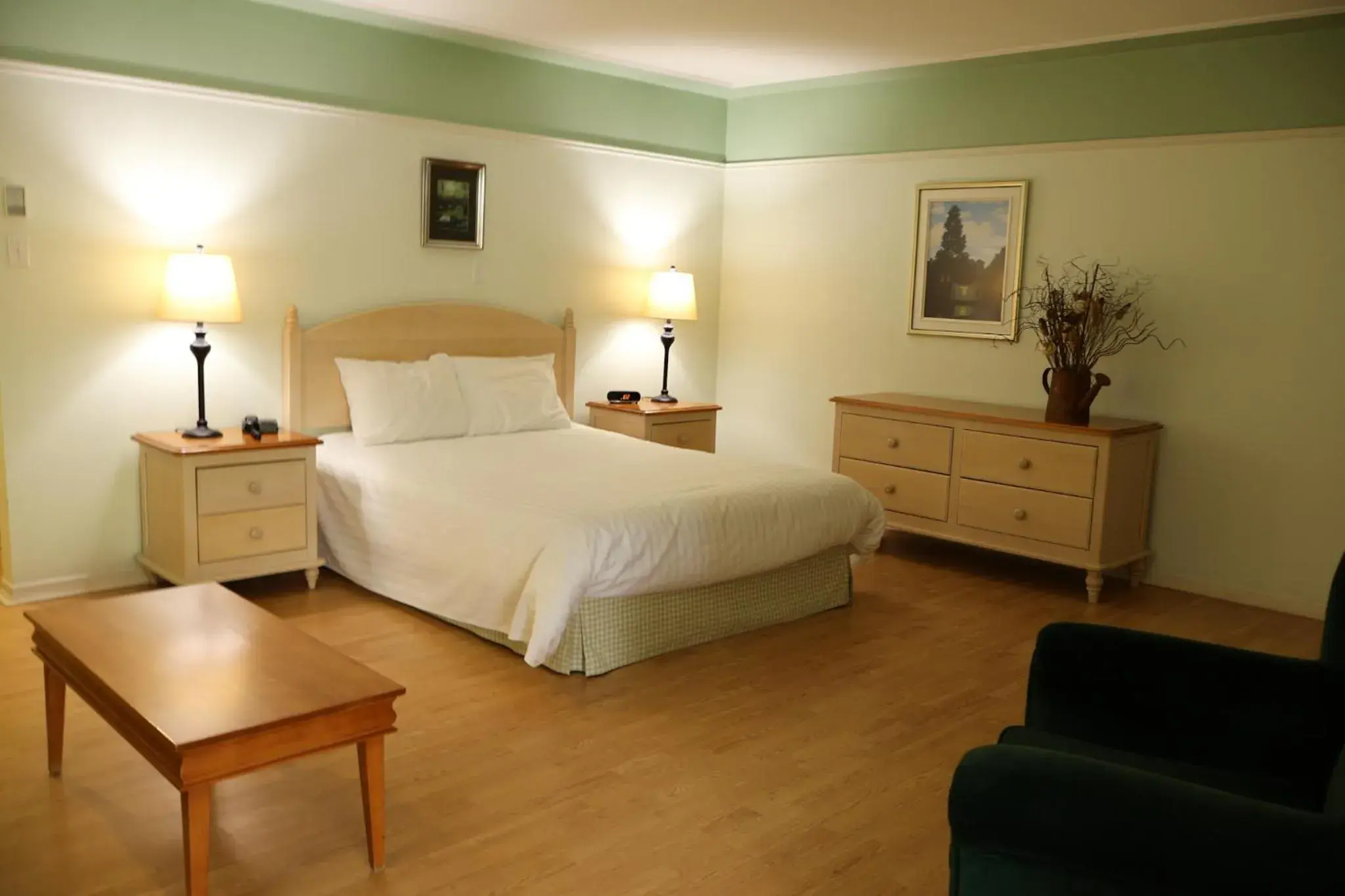 Deluxe King Room in Hôtel au Petit Berger Deluxe King Room in Hôtel au Petit Berger