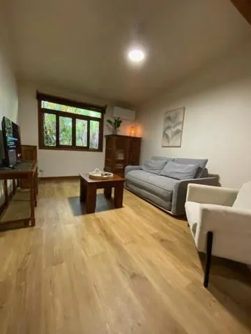 Living room, Bed in Tallow Beach Motel