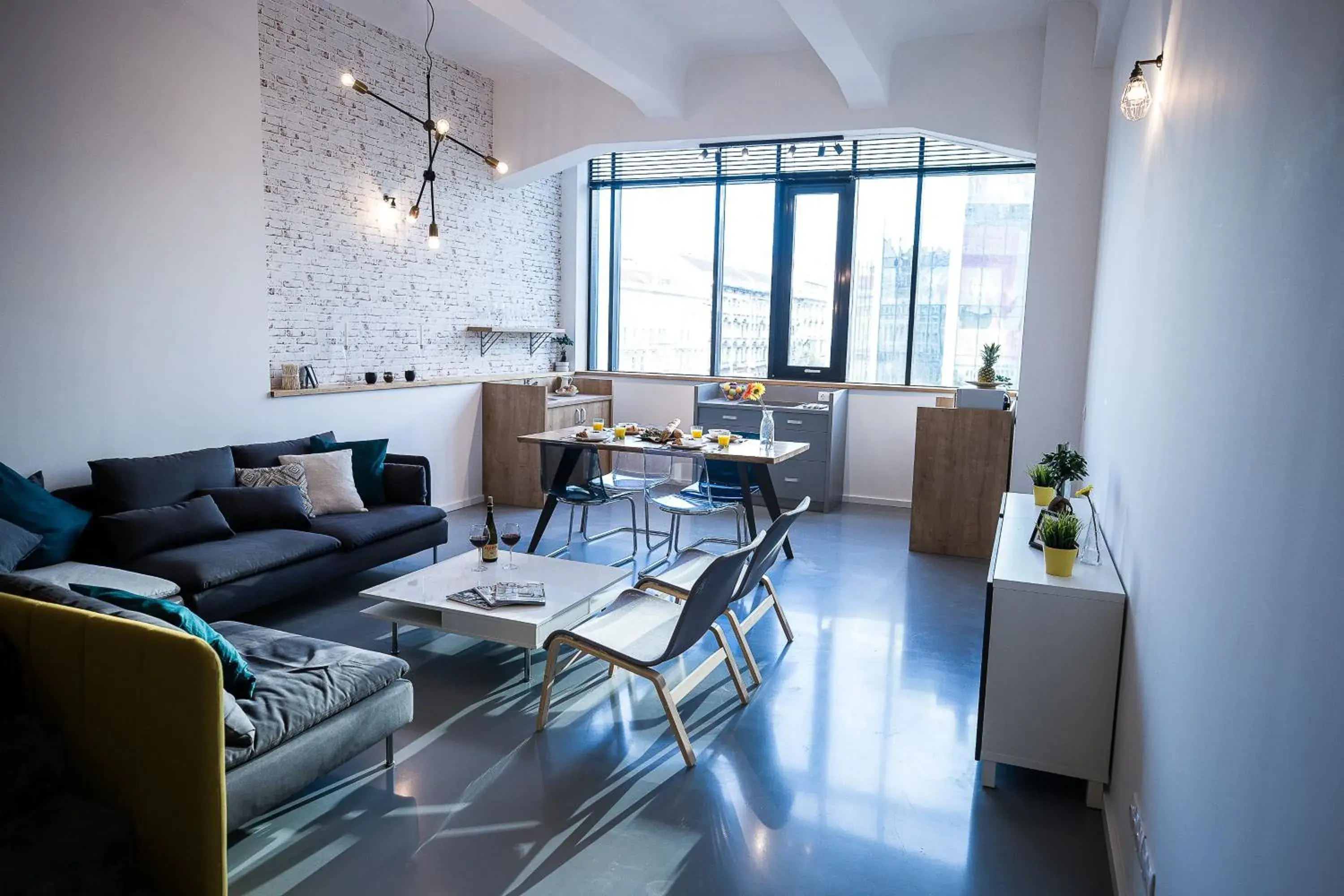 Photo of the whole room, Seating Area in LOFT Astoria