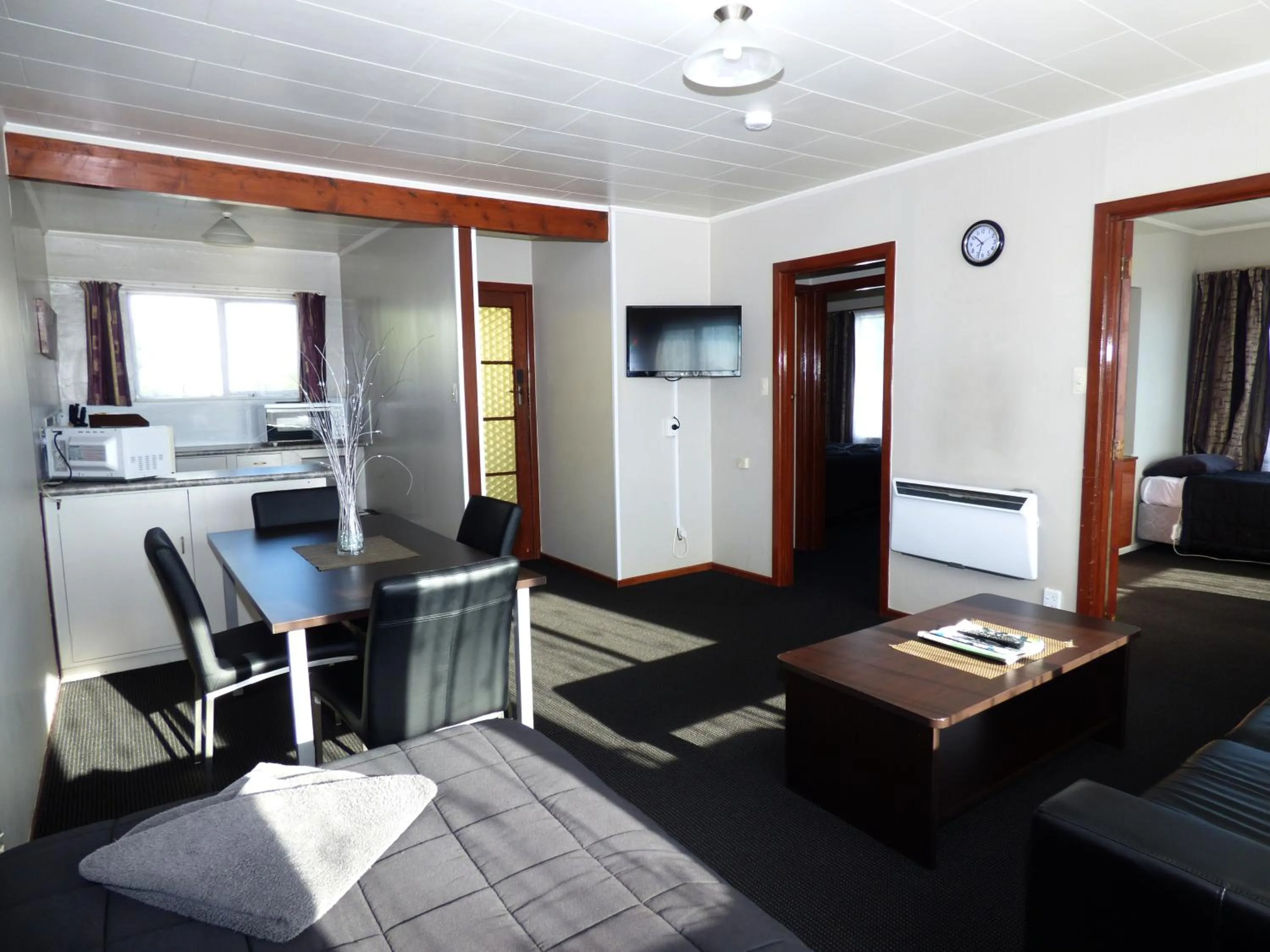 Photo of the whole room in Anchor Motel