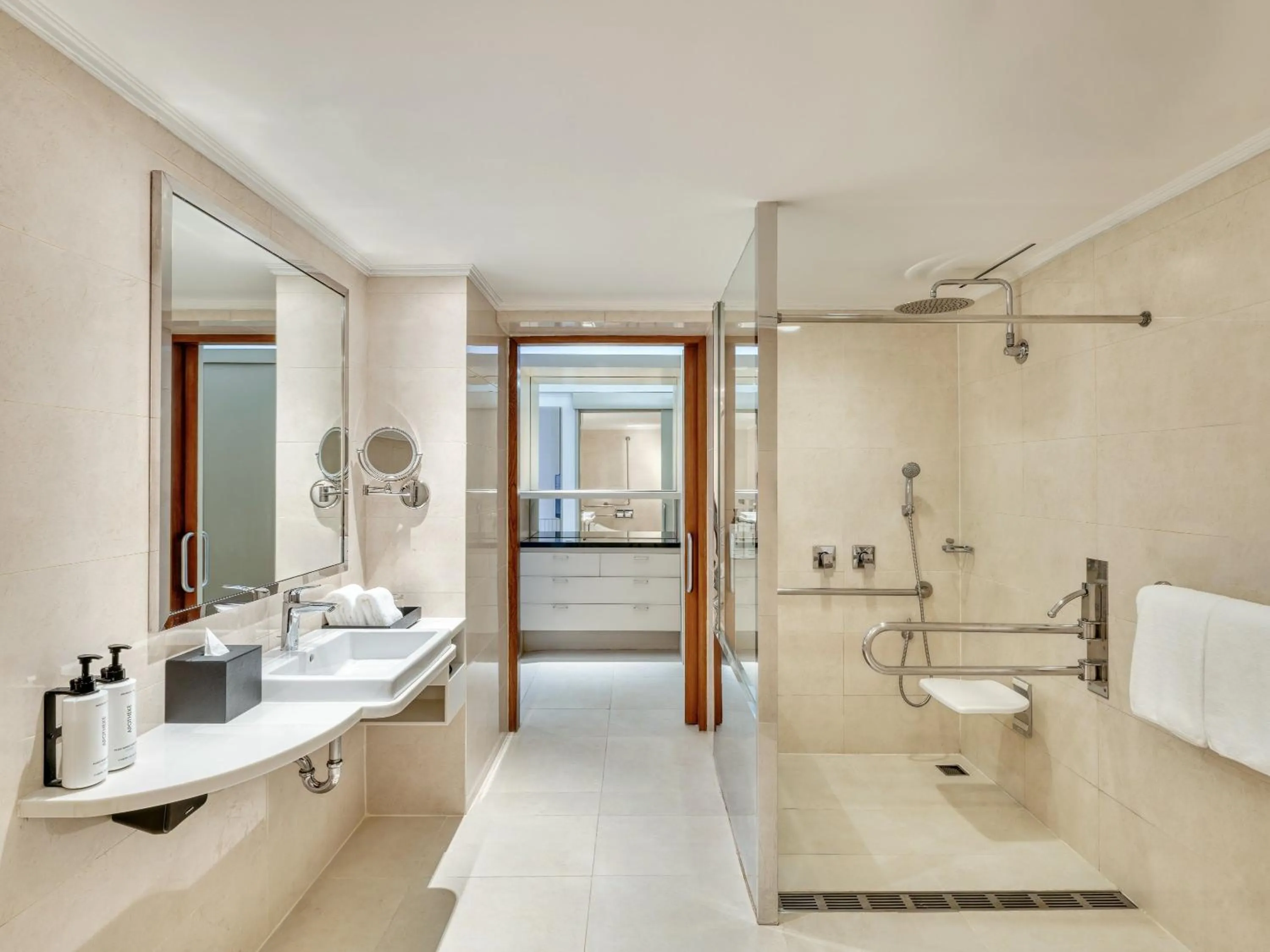 Photo of the whole room in Crowne Plaza Bangkok Lumpini Park by IHG