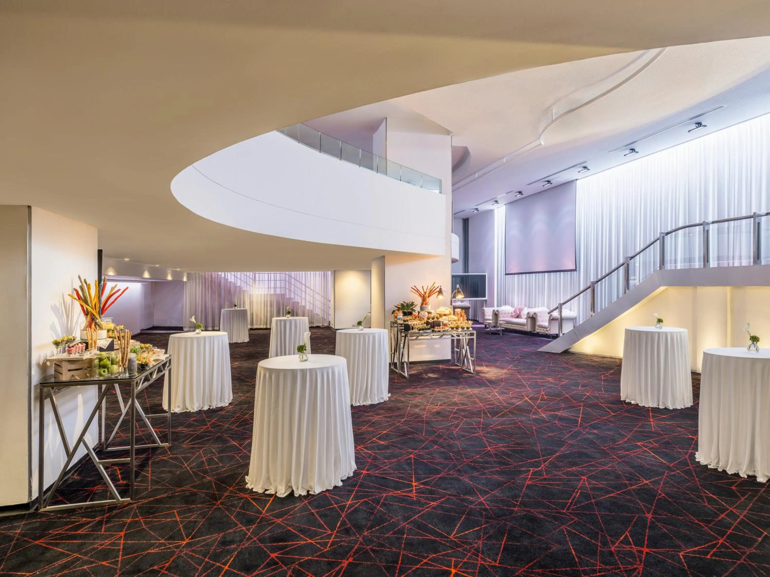 Meeting/conference room in Crowne Plaza Bangkok Lumpini Park by IHG