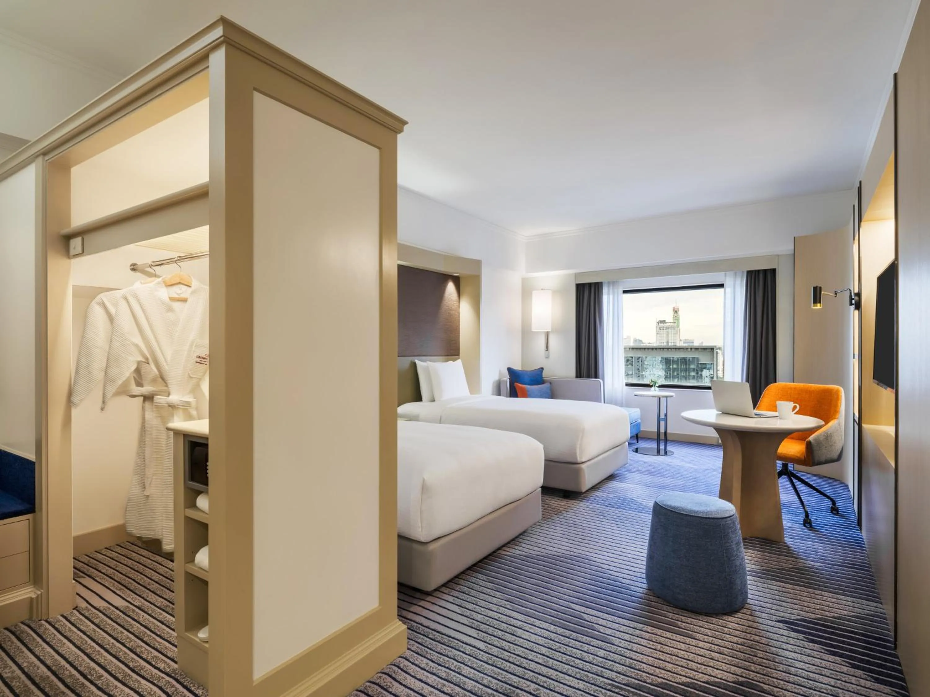 Photo of the whole room, Bed in Crowne Plaza Bangkok Lumpini Park by IHG