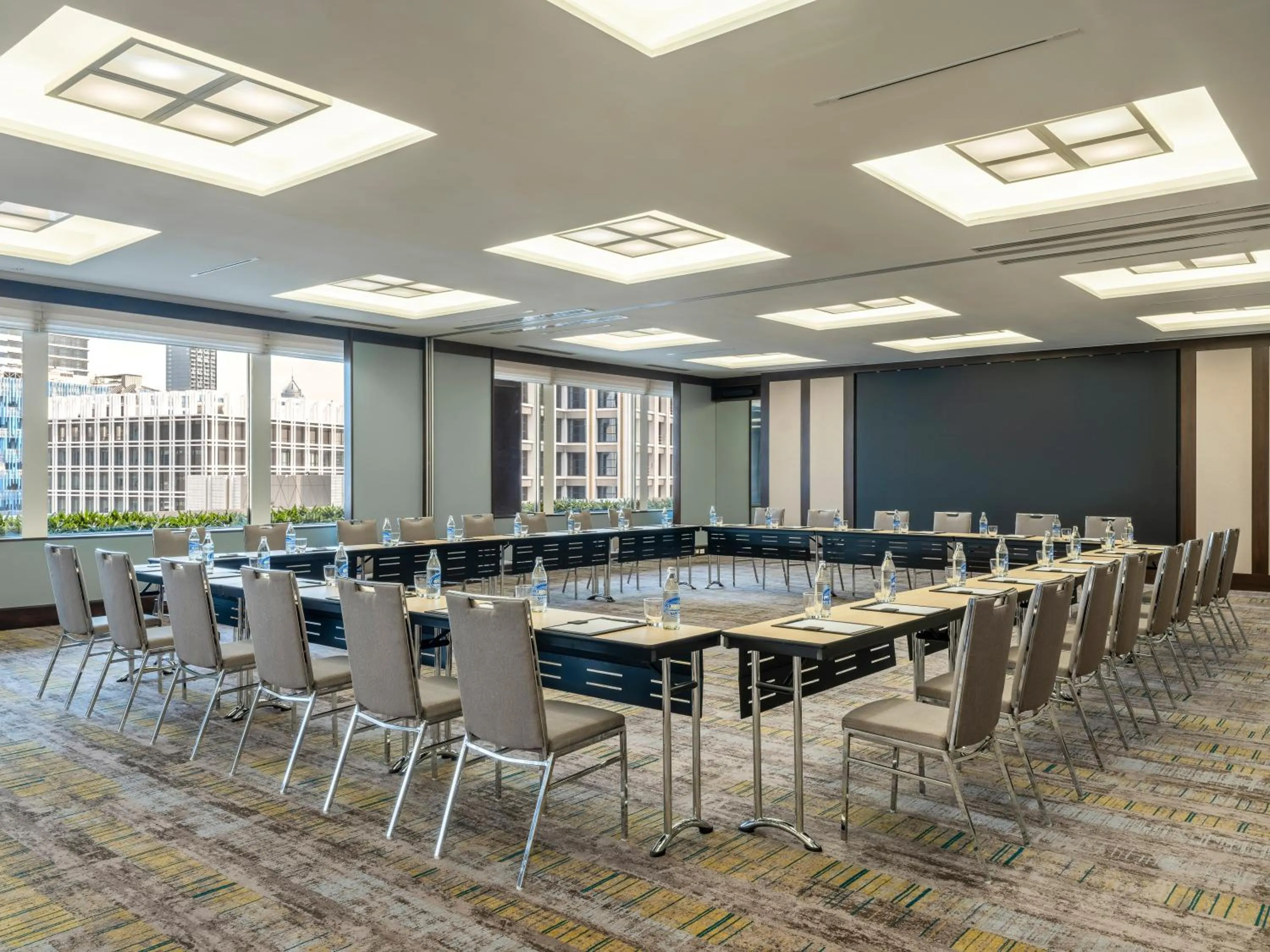 Meeting/conference room in Crowne Plaza Bangkok Lumpini Park by IHG