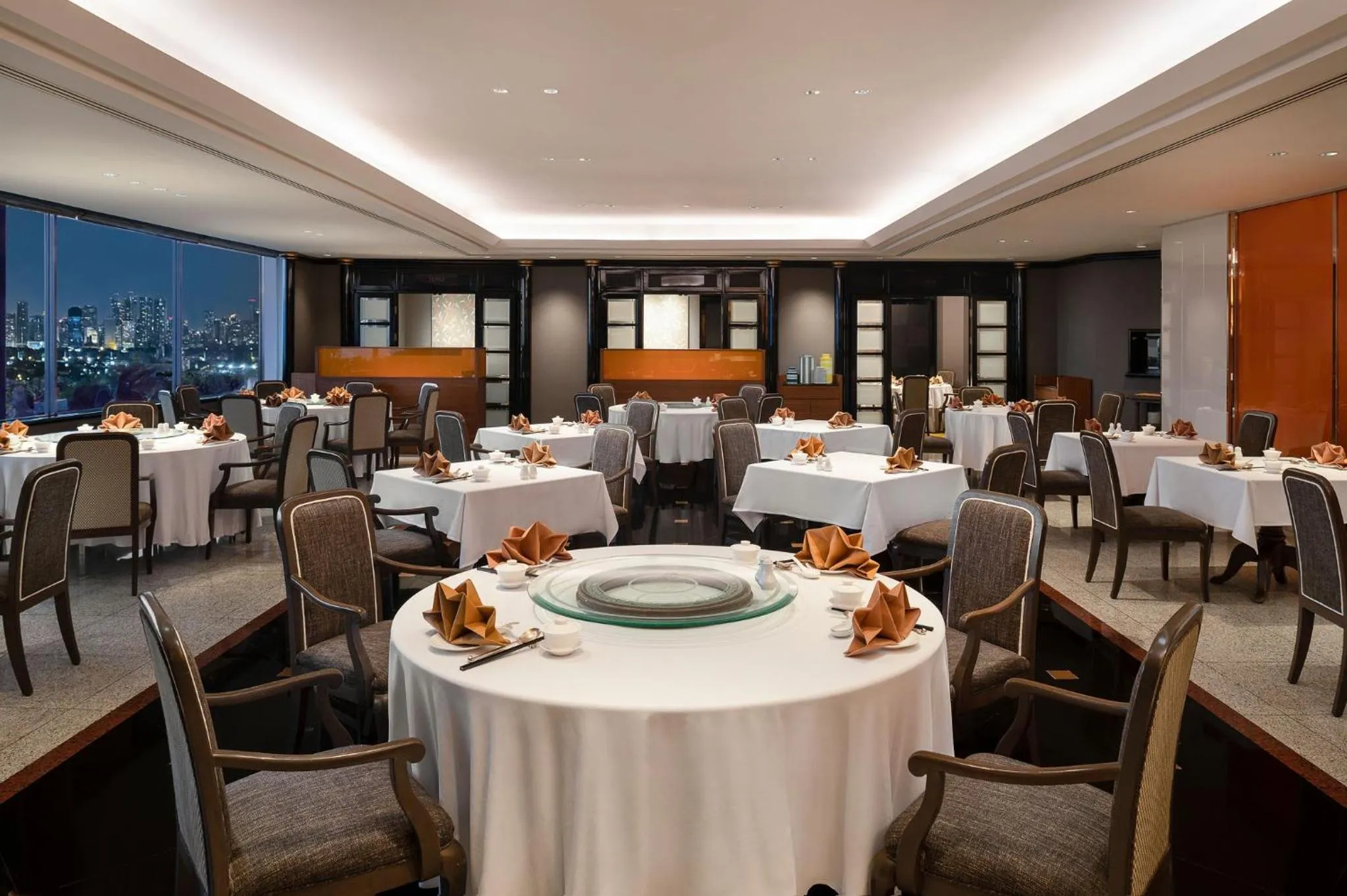 Restaurant/places to eat in Crowne Plaza Bangkok Lumpini Park by IHG