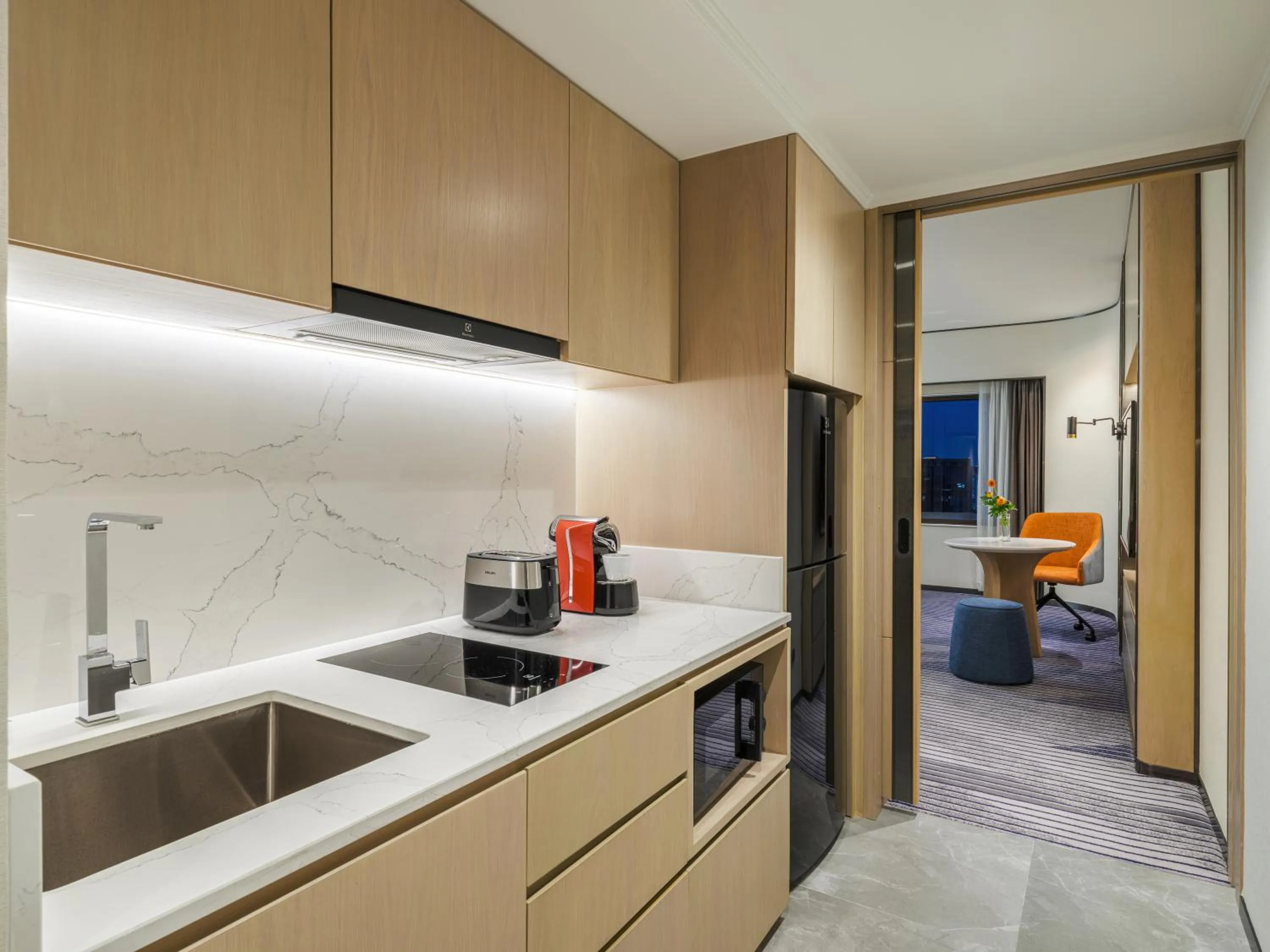 Kitchen or kitchenette in Crowne Plaza Bangkok Lumpini Park by IHG