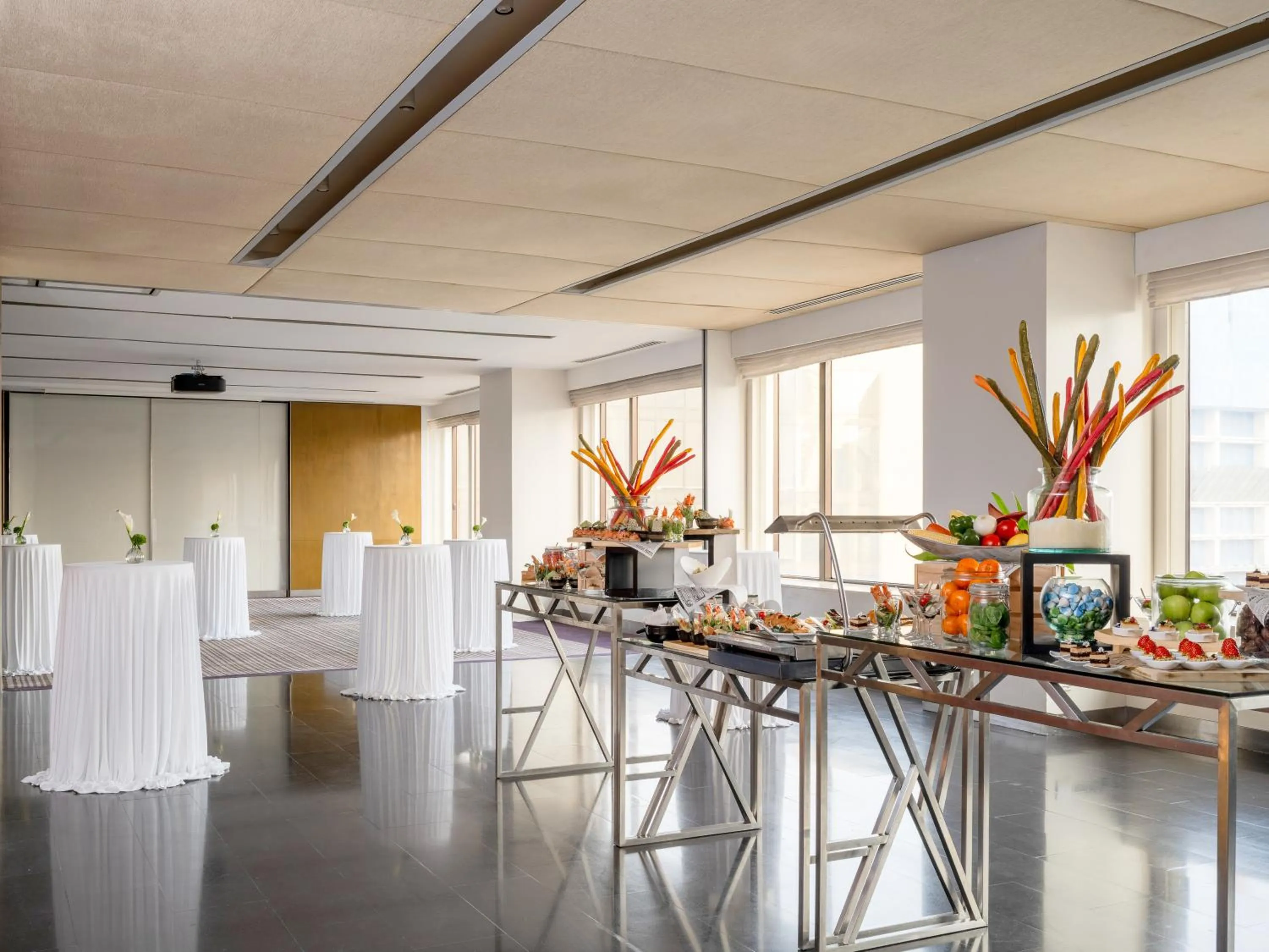 Meeting/conference room in Crowne Plaza Bangkok Lumpini Park by IHG