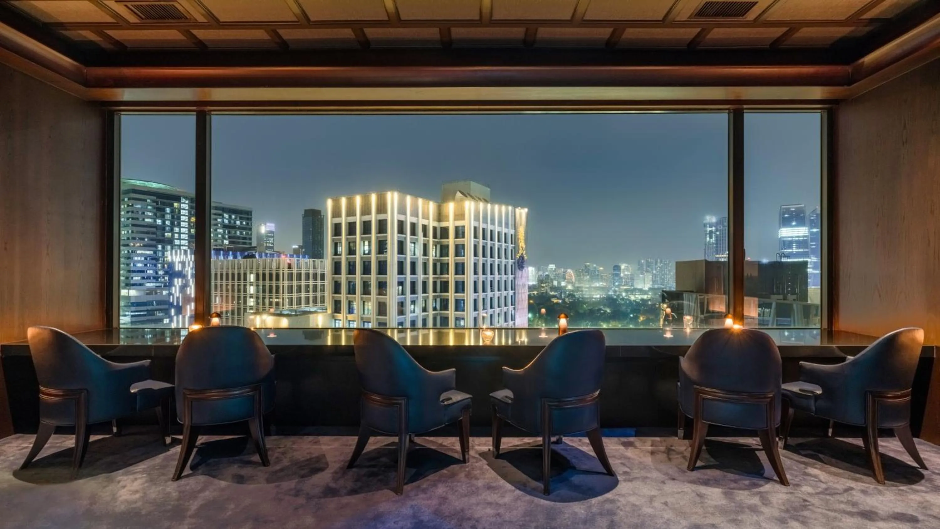 Lounge or bar in Crowne Plaza Bangkok Lumpini Park by IHG